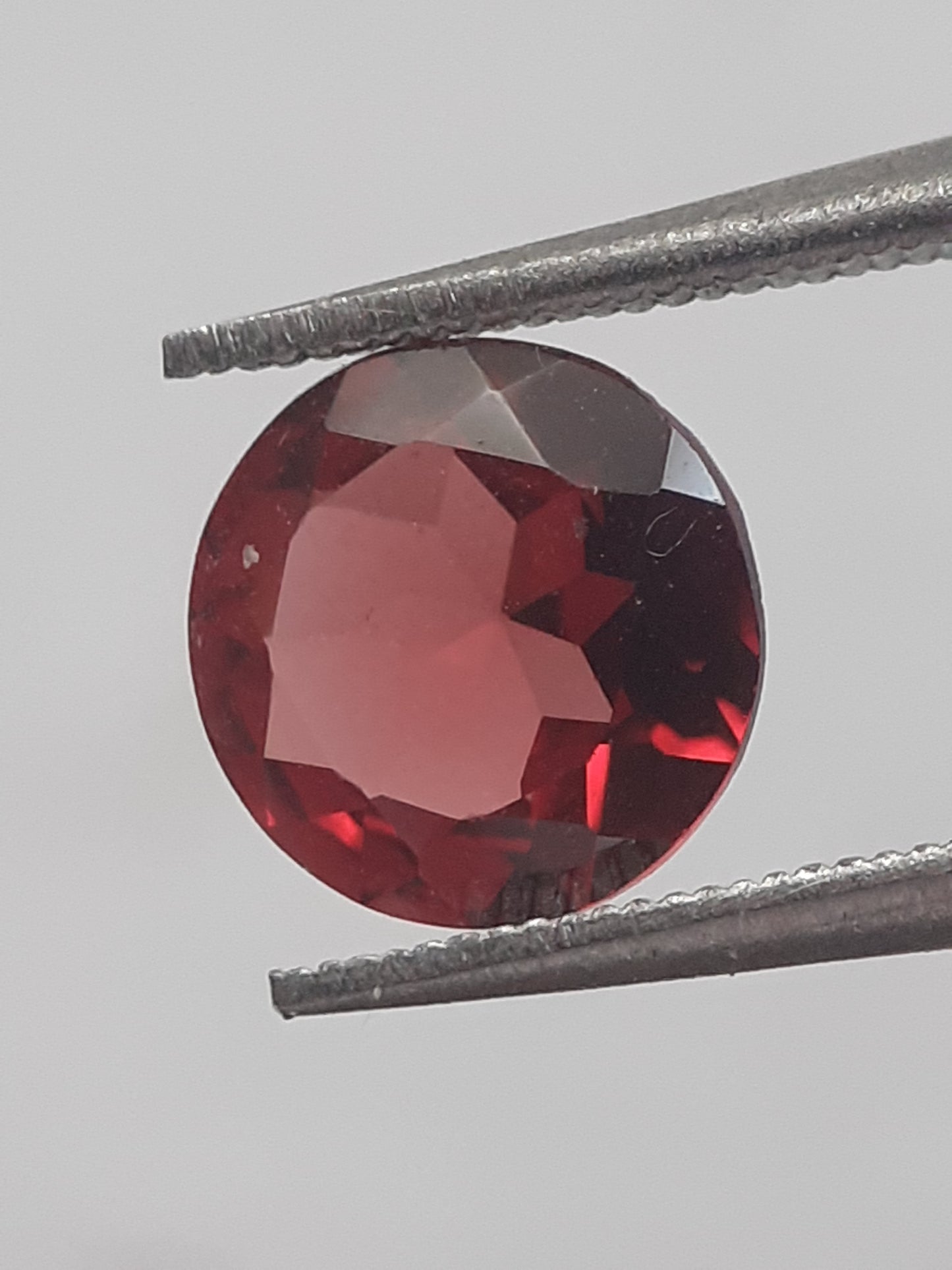 Natural purplish pinkish red Rhodolite Garnet - 1.075 ct - round - unheated. - Natural Gems Belgium