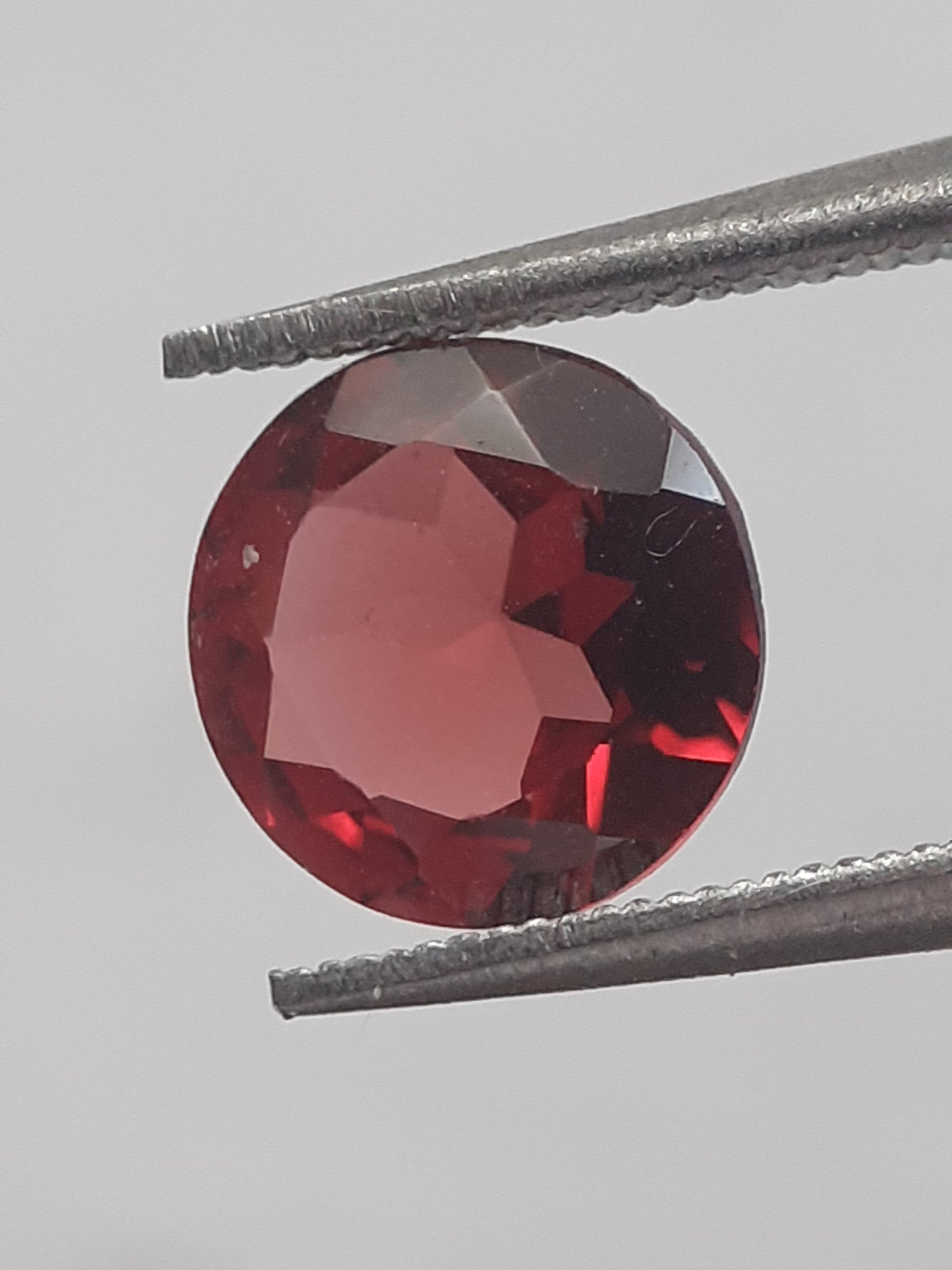 Natural purplish pinkish red Rhodolite Garnet - 1.075 ct - round - unheated. - Natural Gems Belgium