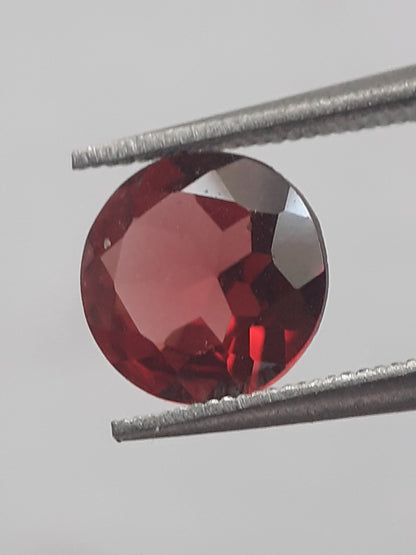 Natural purplish pinkish red Rhodolite Garnet - 1.075 ct - round - unheated. - Natural Gems Belgium