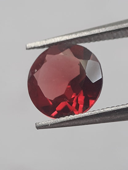 Natural purplish pinkish red Rhodolite Garnet - 1.075 ct - round - unheated. - Natural Gems Belgium