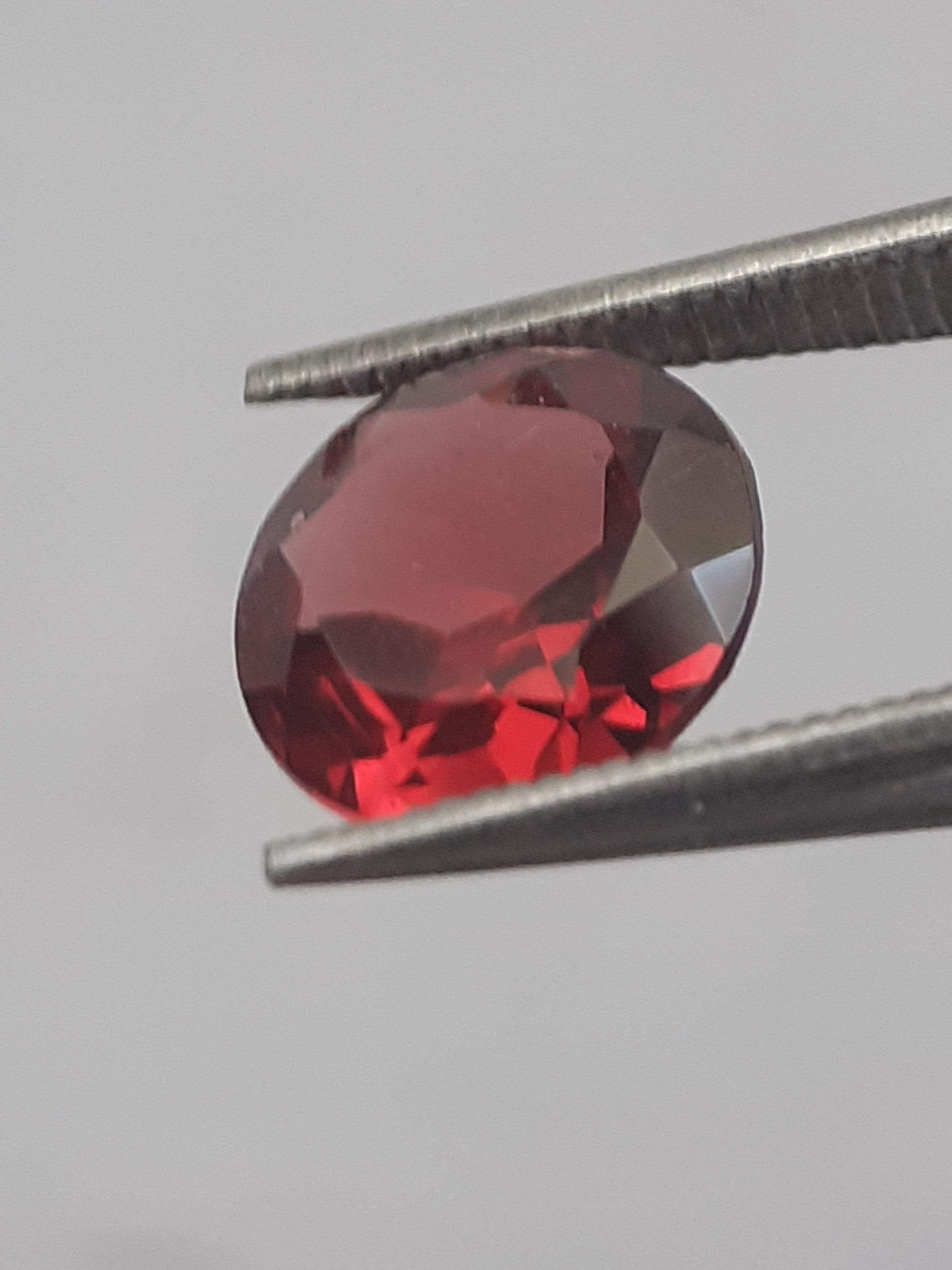 Natural purplish pinkish red Rhodolite Garnet - 1.075 ct - round - unheated. - Natural Gems Belgium