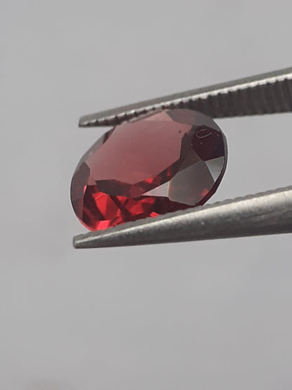 Natural purplish pinkish red Rhodolite Garnet - 1.075 ct - round - unheated. - Natural Gems Belgium