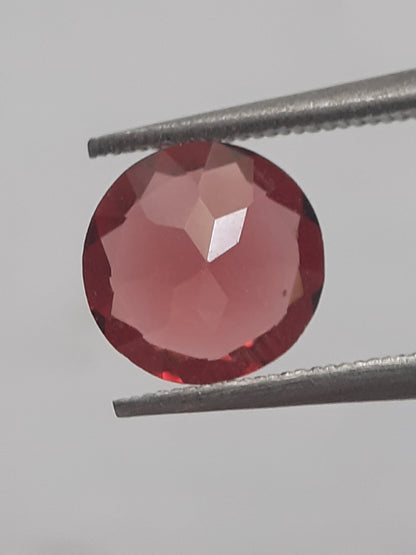 Natural purplish pinkish red Rhodolite Garnet - 1.075 ct - round - unheated. - Natural Gems Belgium