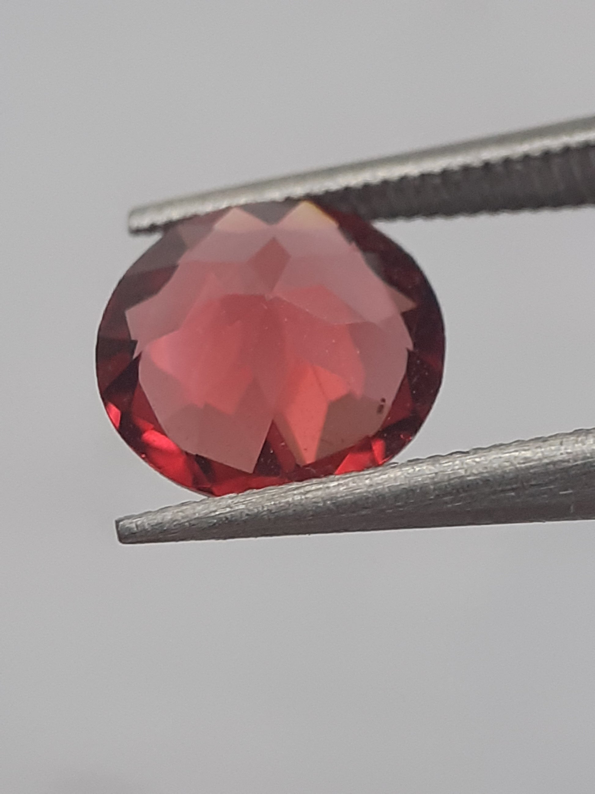 Natural purplish pinkish red Rhodolite Garnet - 1.075 ct - round - unheated. - Natural Gems Belgium