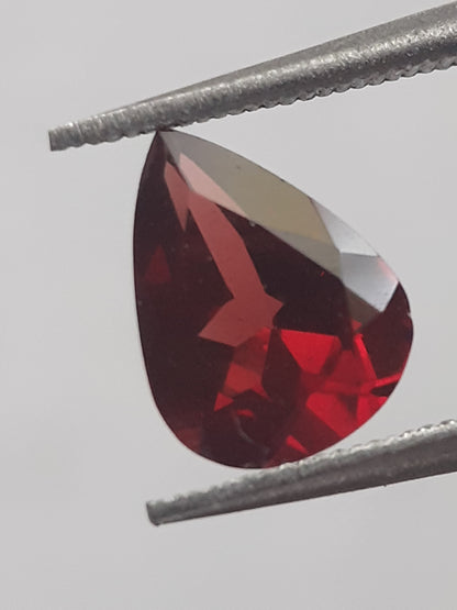 Natural purplish pinkish red Rhodolite Garnet - 1.074 ct - pear - unheated. - Natural Gems Belgium