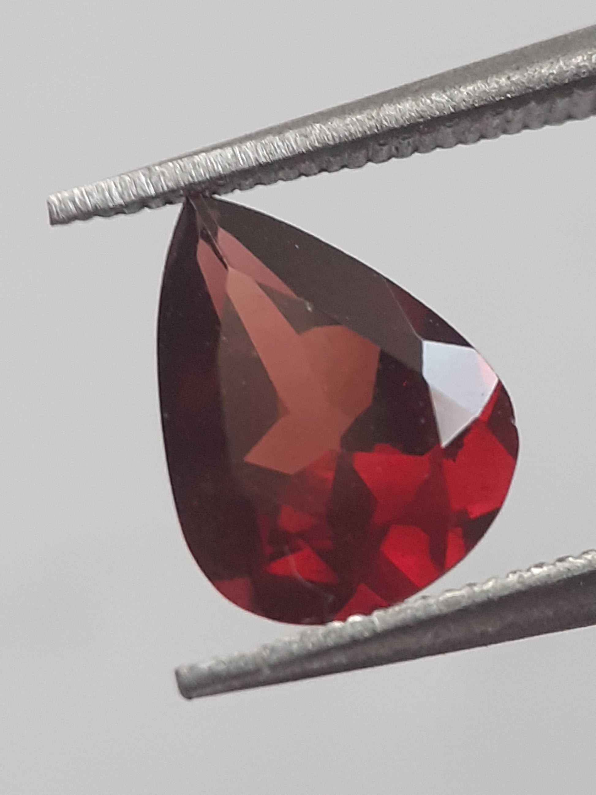 Natural purplish pinkish red Rhodolite Garnet - 1.074 ct - pear - unheated. - Natural Gems Belgium