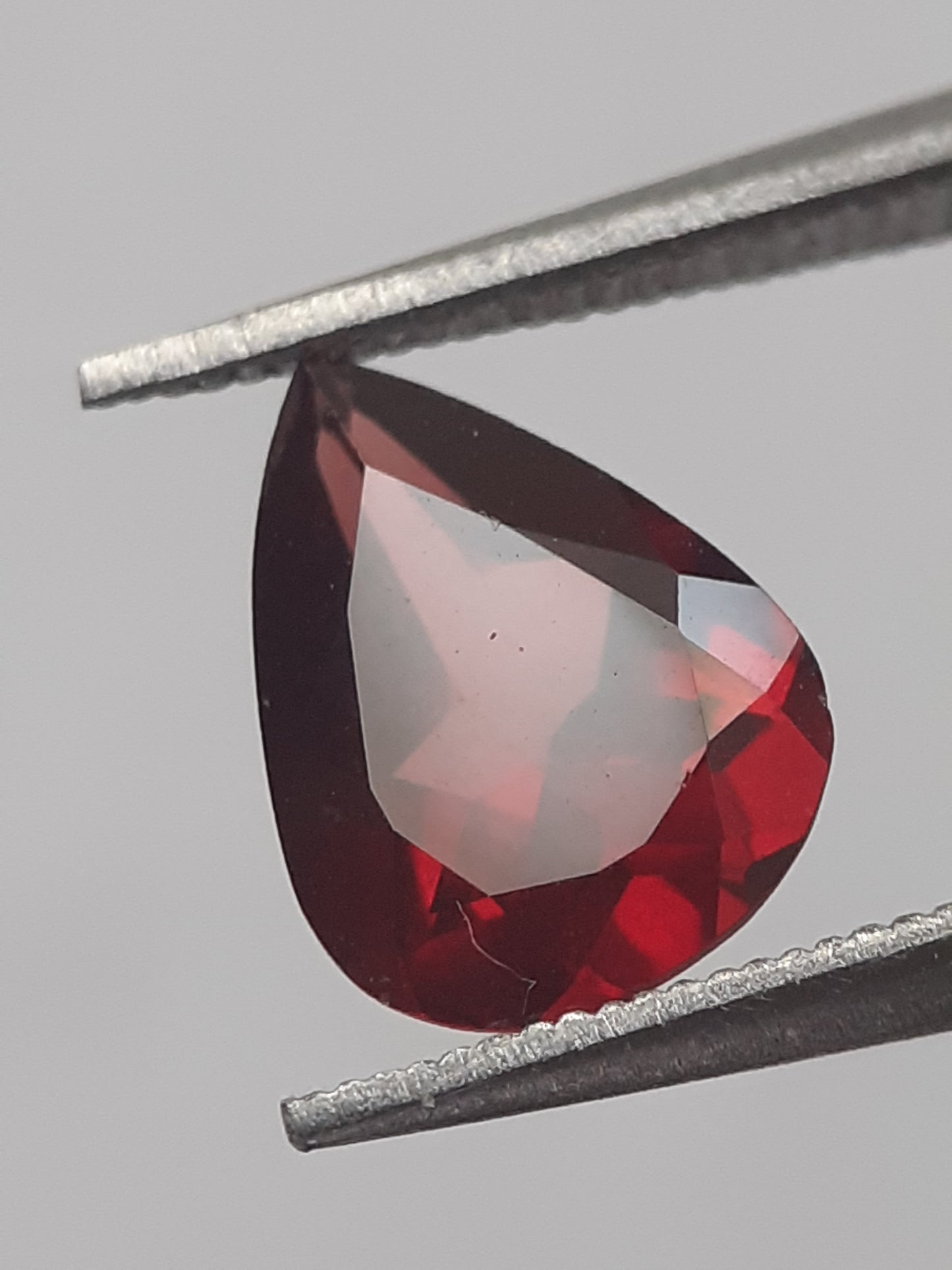 Natural purplish pinkish red Rhodolite Garnet - 1.074 ct - pear - unheated. - Natural Gems Belgium