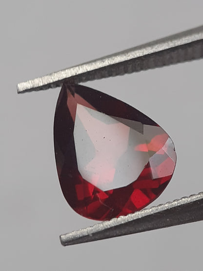 Natural purplish pinkish red Rhodolite Garnet - 1.074 ct - pear - unheated. - Natural Gems Belgium