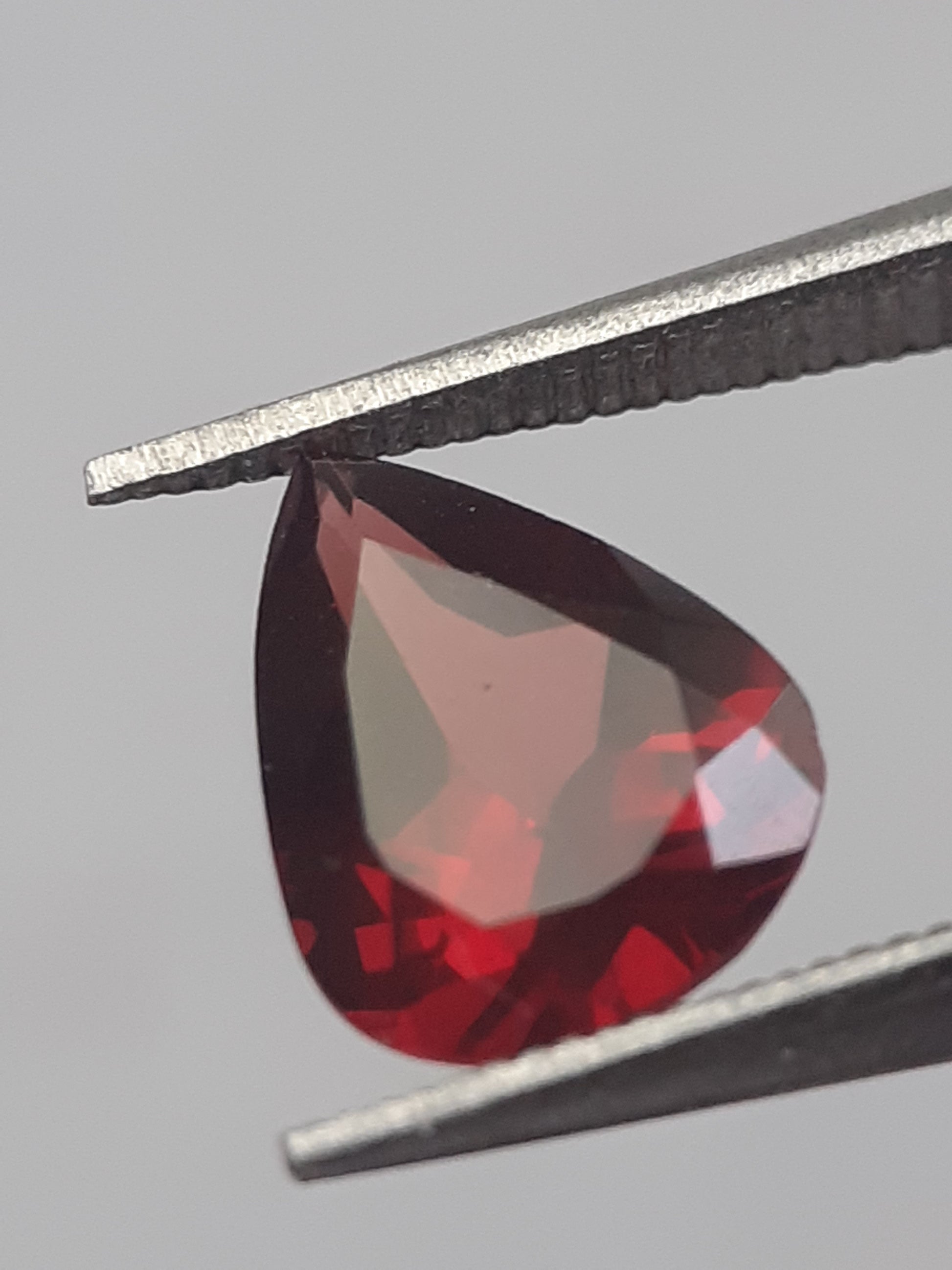 Natural purplish pinkish red Rhodolite Garnet - 1.074 ct - pear - unheated. - Natural Gems Belgium