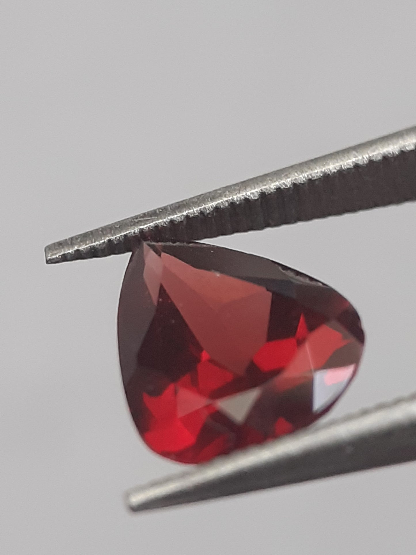 Natural purplish pinkish red Rhodolite Garnet - 1.074 ct - pear - unheated. - Natural Gems Belgium