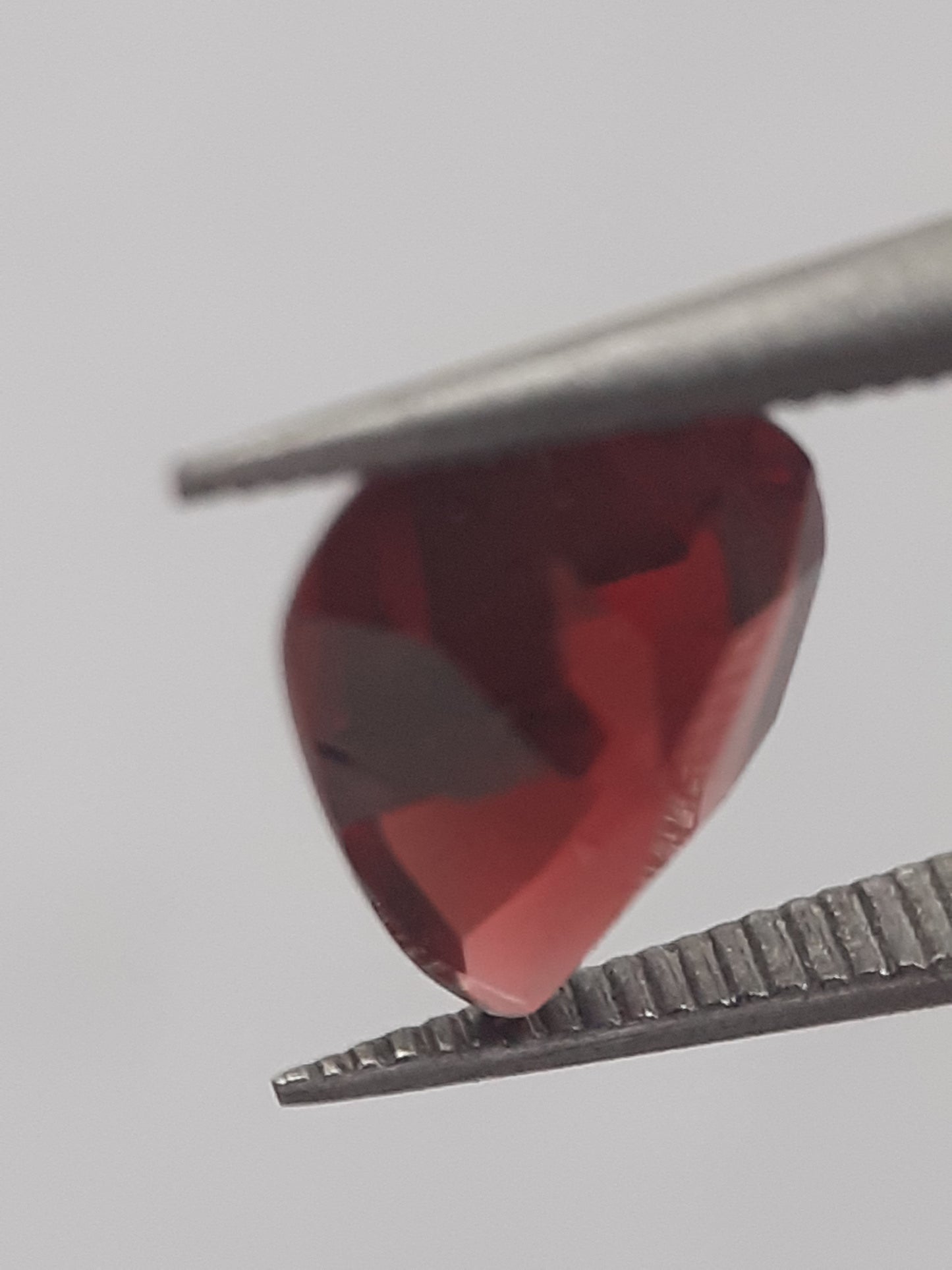 Natural purplish pinkish red Rhodolite Garnet - 1.074 ct - pear - unheated. - Natural Gems Belgium