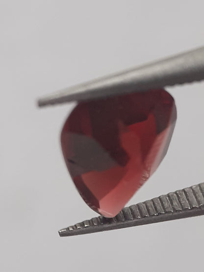 Natural purplish pinkish red Rhodolite Garnet - 1.074 ct - pear - unheated. - Natural Gems Belgium