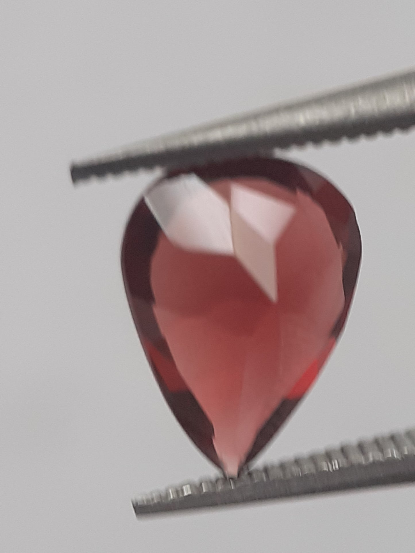 Natural purplish pinkish red Rhodolite Garnet - 1.074 ct - pear - unheated. - Natural Gems Belgium