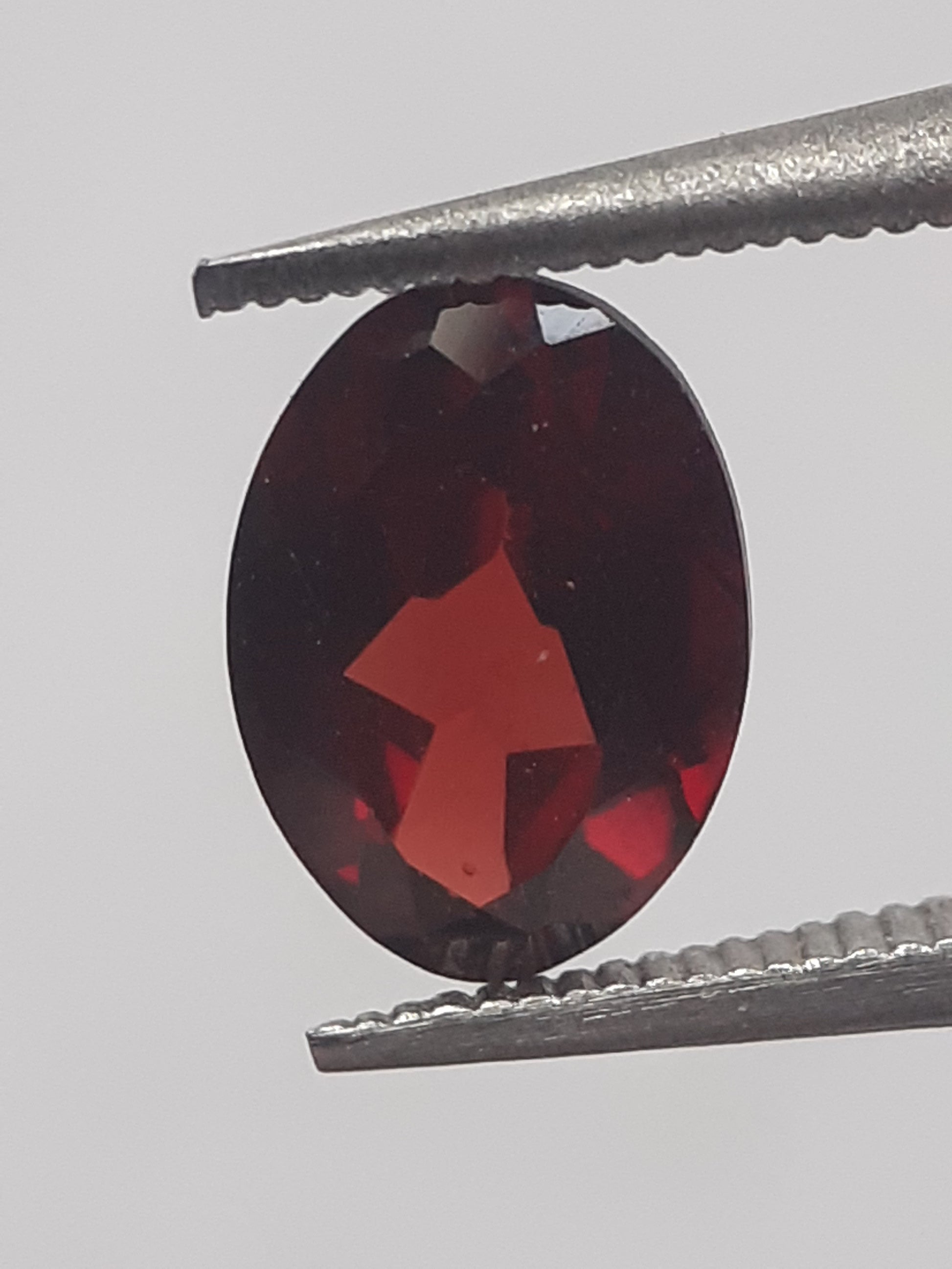 Natural purplish pinkish red Rhodolite Garnet - 0.895 ct - oval - unheated. - Natural Gems Belgium