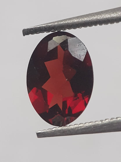 Natural purplish pinkish red Rhodolite Garnet - 0.895 ct - oval - unheated. - Natural Gems Belgium