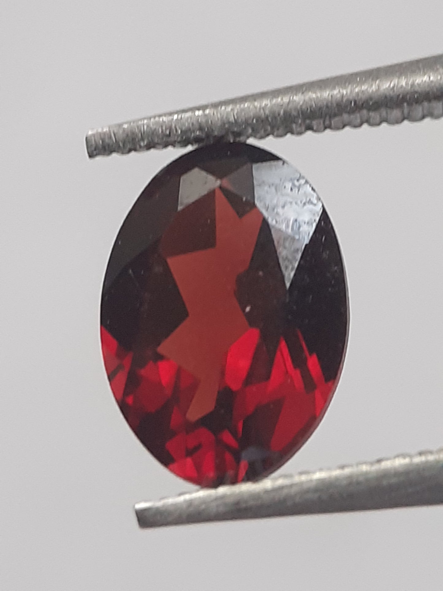 Natural purplish pinkish red Rhodolite Garnet - 0.895 ct - oval - unheated. - Natural Gems Belgium