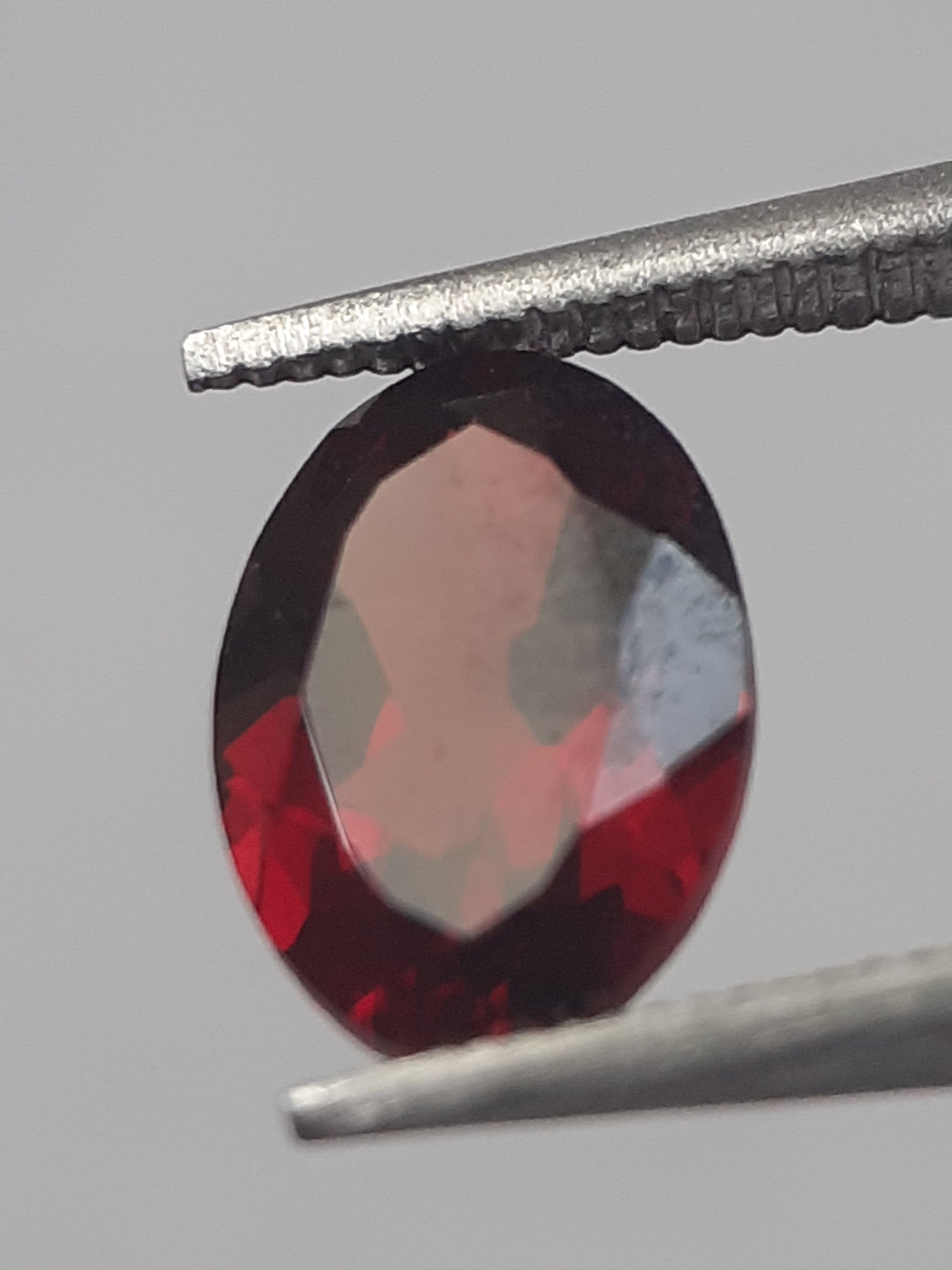 Natural purplish pinkish red Rhodolite Garnet - 0.895 ct - oval - unheated. - Natural Gems Belgium