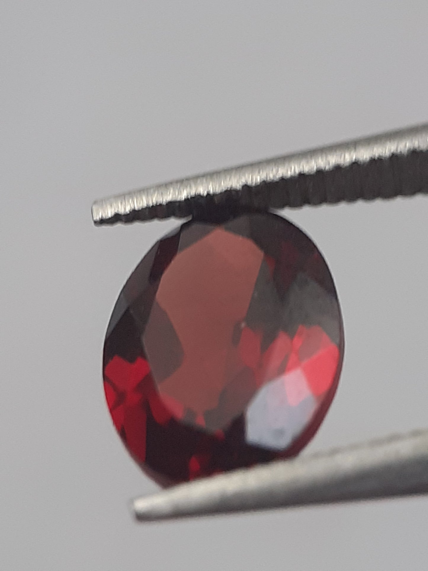 Natural purplish pinkish red Rhodolite Garnet - 0.895 ct - oval - unheated. - Natural Gems Belgium