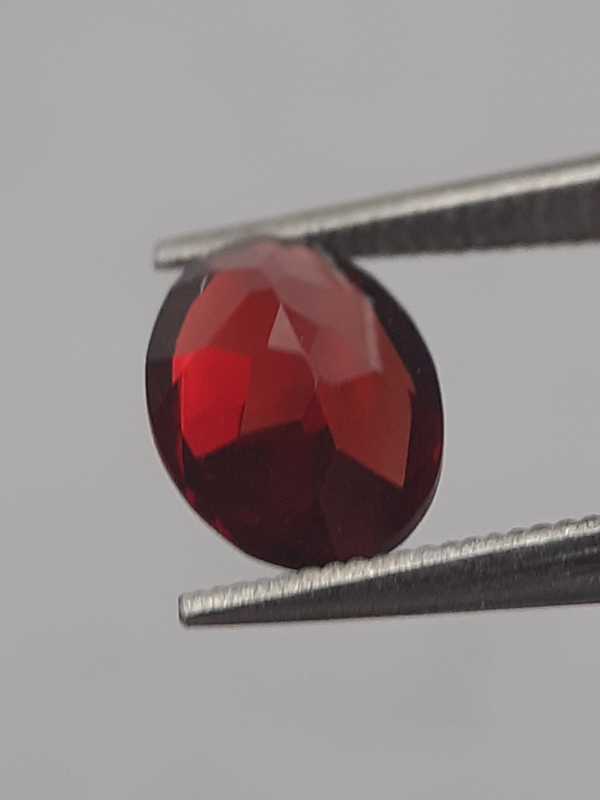 Natural purplish pinkish red Rhodolite Garnet - 0.895 ct - oval - unheated. - Natural Gems Belgium