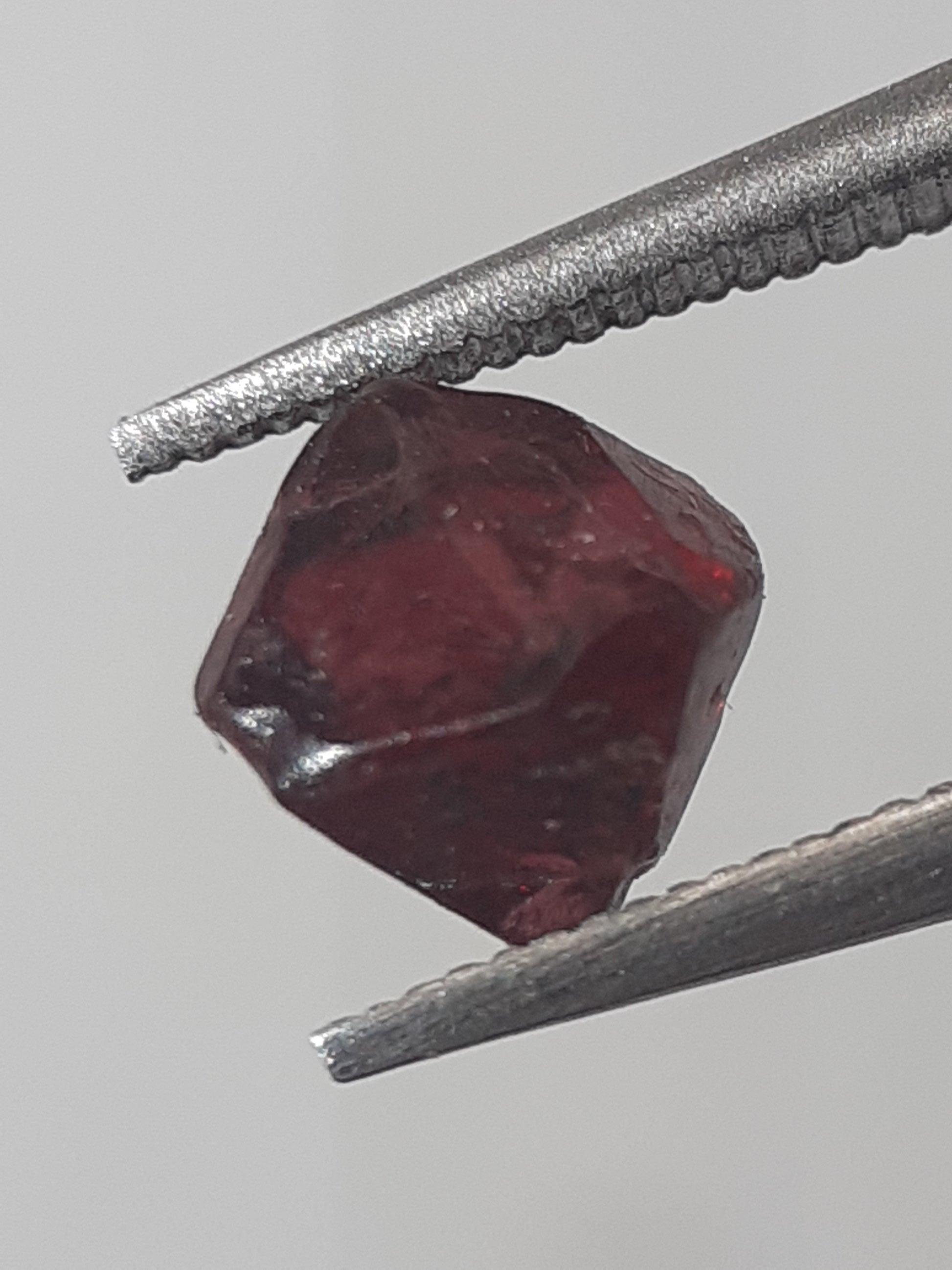 Natural purplish deep red Spinel - 0.765 ct - Rough Gemstone - unheated - Natural Gems Belgium