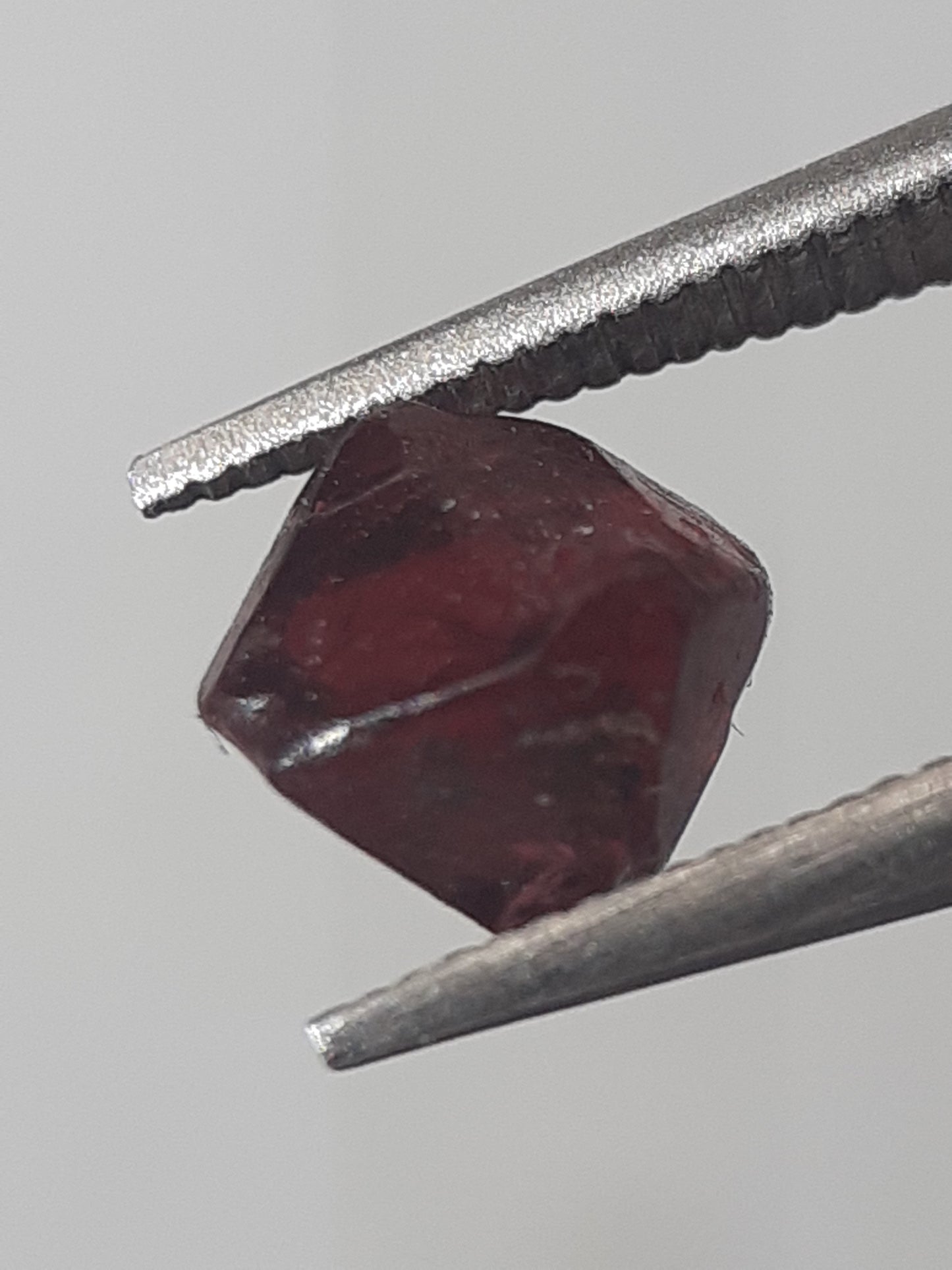 Natural purplish deep red Spinel - 0.765 ct - Rough Gemstone - unheated - Natural Gems Belgium