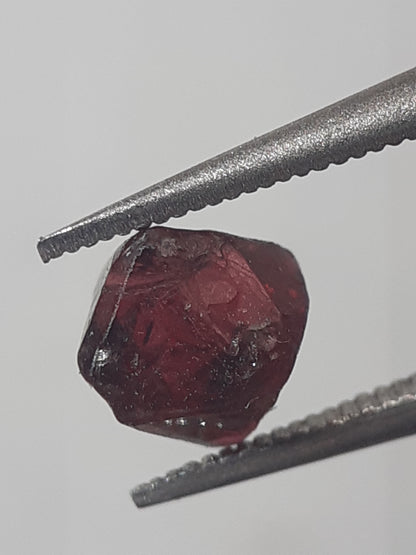 Natural purplish deep red Spinel - 0.765 ct - Rough Gemstone - unheated - Natural Gems Belgium