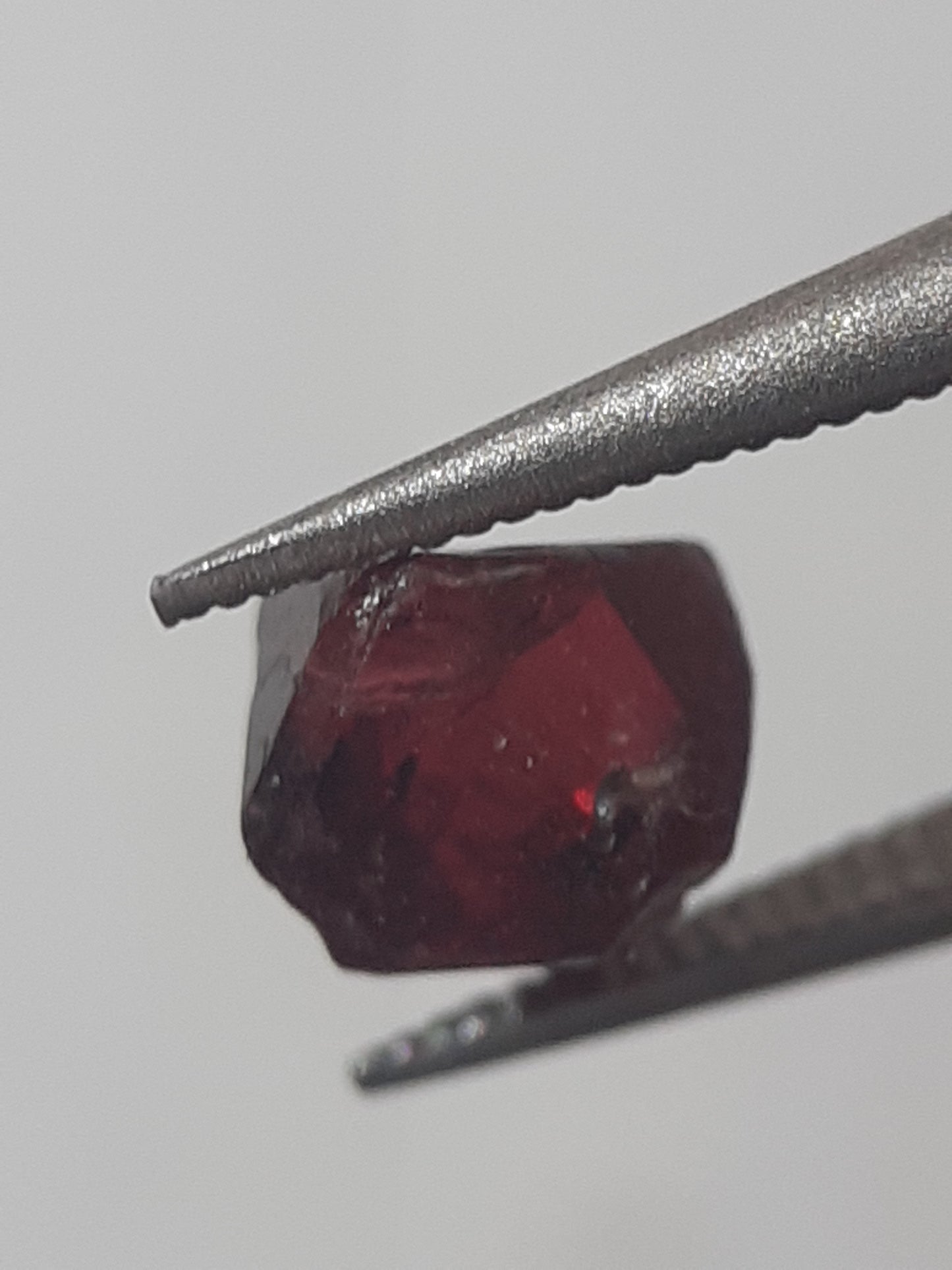 Natural purplish deep red Spinel - 0.765 ct - Rough Gemstone - unheated - Natural Gems Belgium