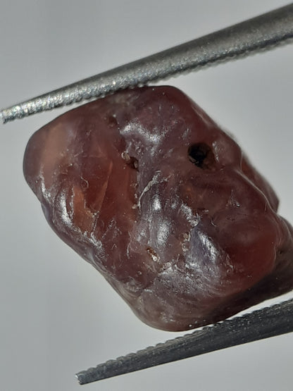 Natural purplish red Spinel - 4.637 ct - Rough Gemstone - unheated - Natural Gems Belgium