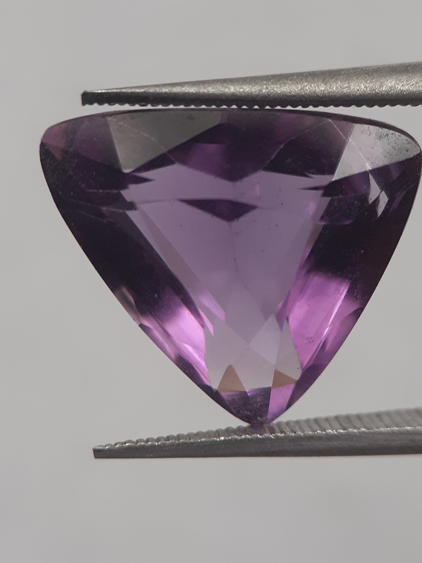 Natural purple Amethyst - 6.403 ct - trillion - unheated - Natural Gems Belgium