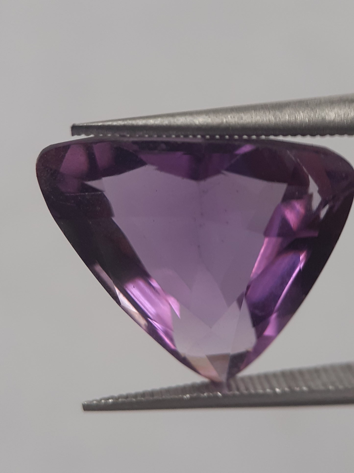 Natural purple Amethyst - 6.403 ct - trillion - unheated - Natural Gems Belgium