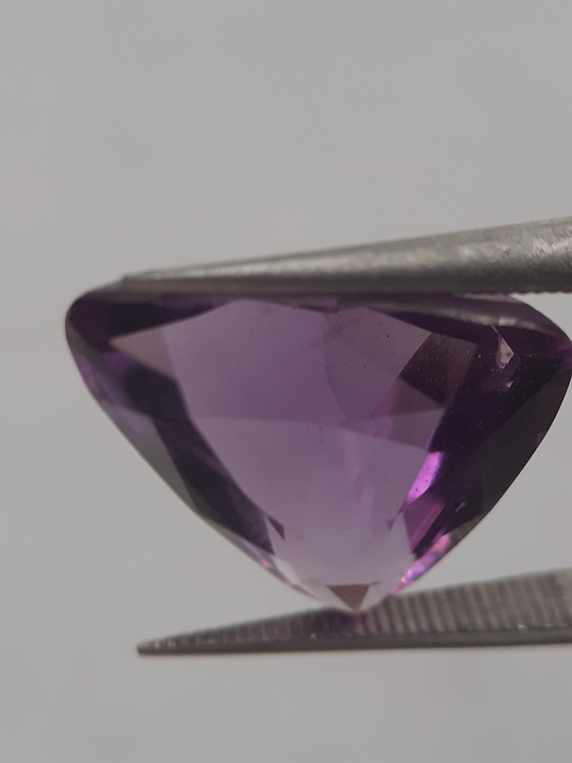 Natural purple Amethyst - 6.403 ct - trillion - unheated - Natural Gems Belgium