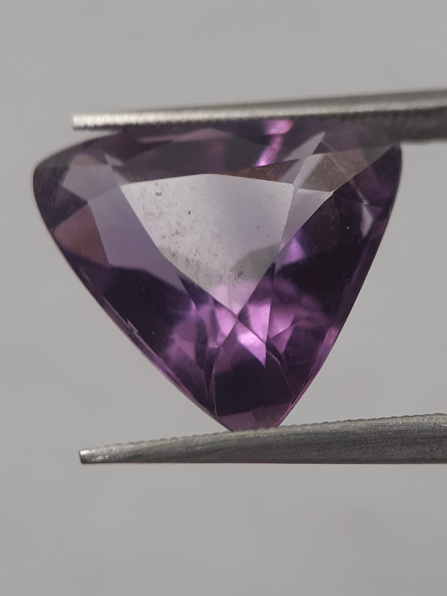 Natural purple Amethyst - 6.403 ct - trillion - unheated - Natural Gems Belgium