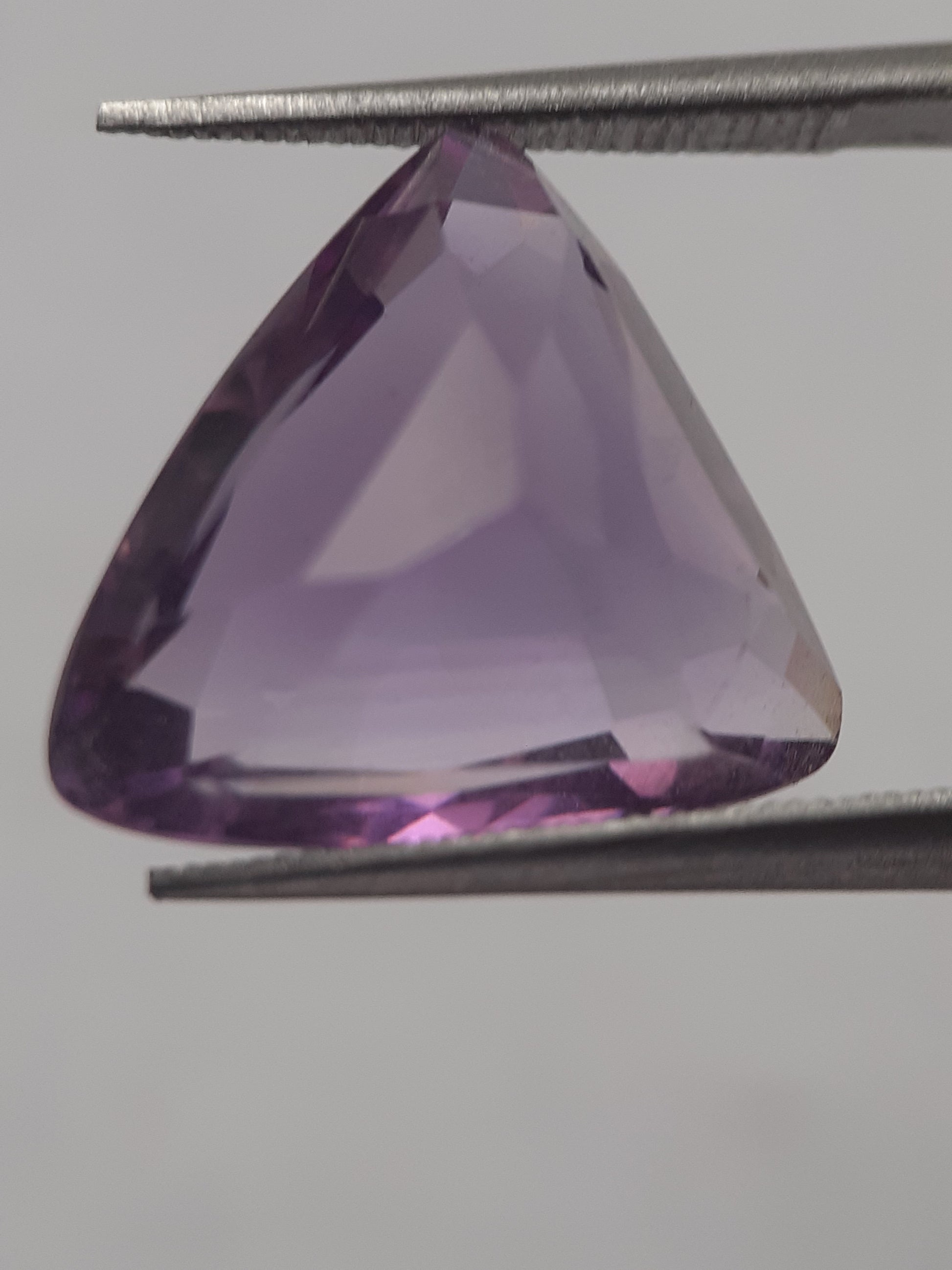 Natural purple Amethyst - 6.403 ct - trillion - unheated - Natural Gems Belgium