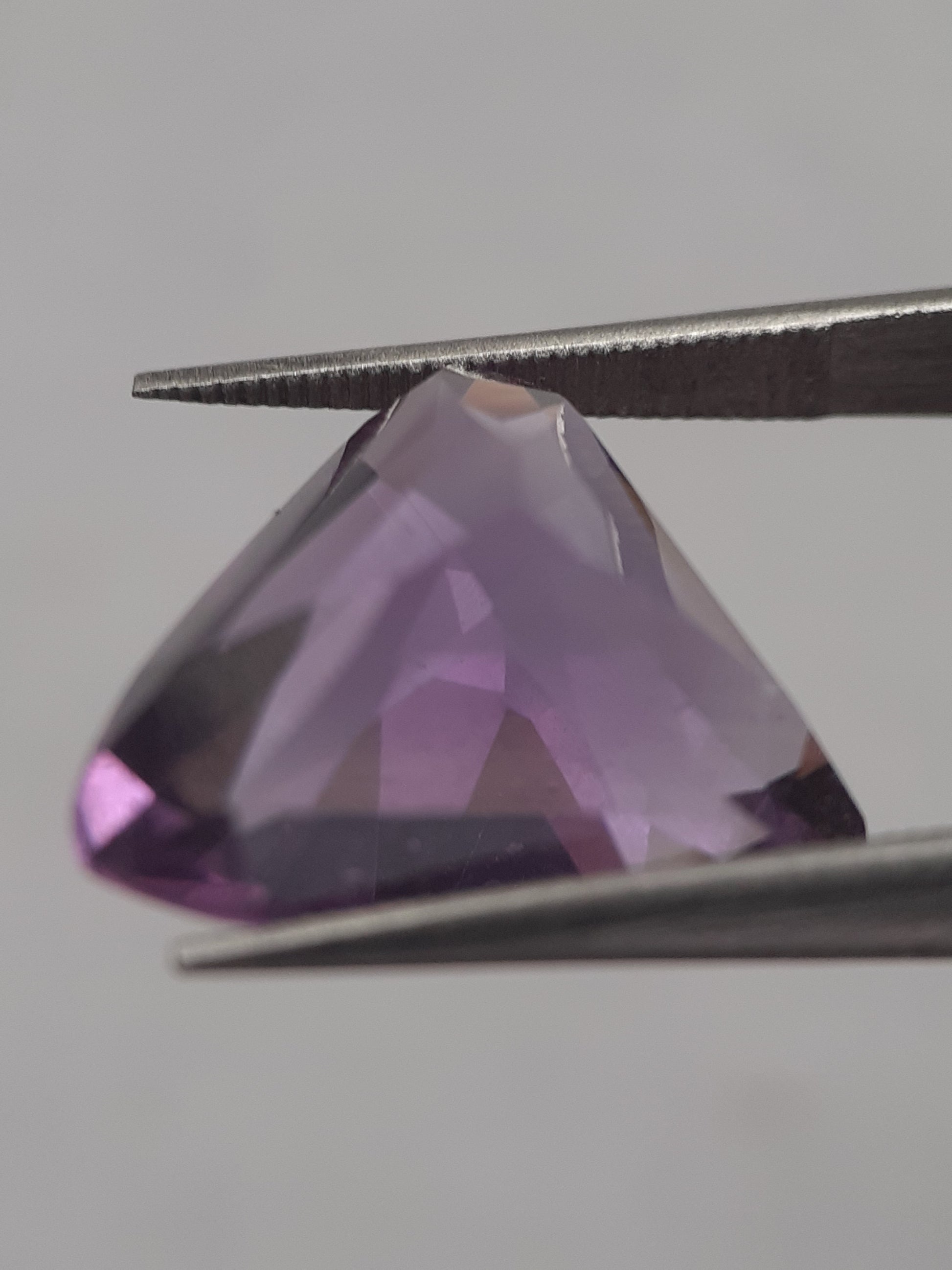 Natural purple Amethyst - 6.403 ct - trillion - unheated - Natural Gems Belgium