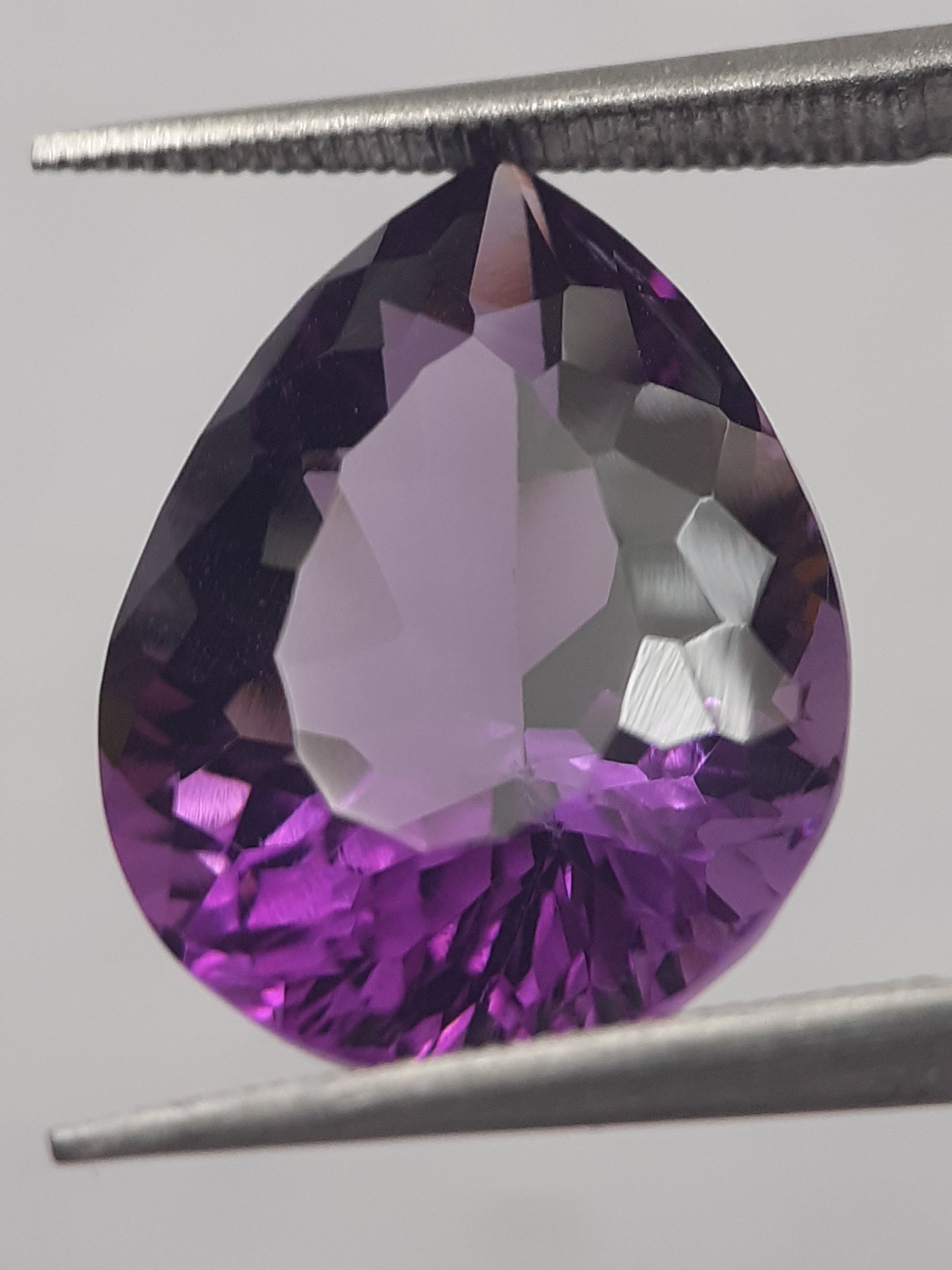 Natural purple Amethyst - 7.498 ct - pear - concave/custom cut - unheated - Natural Gems Belgium