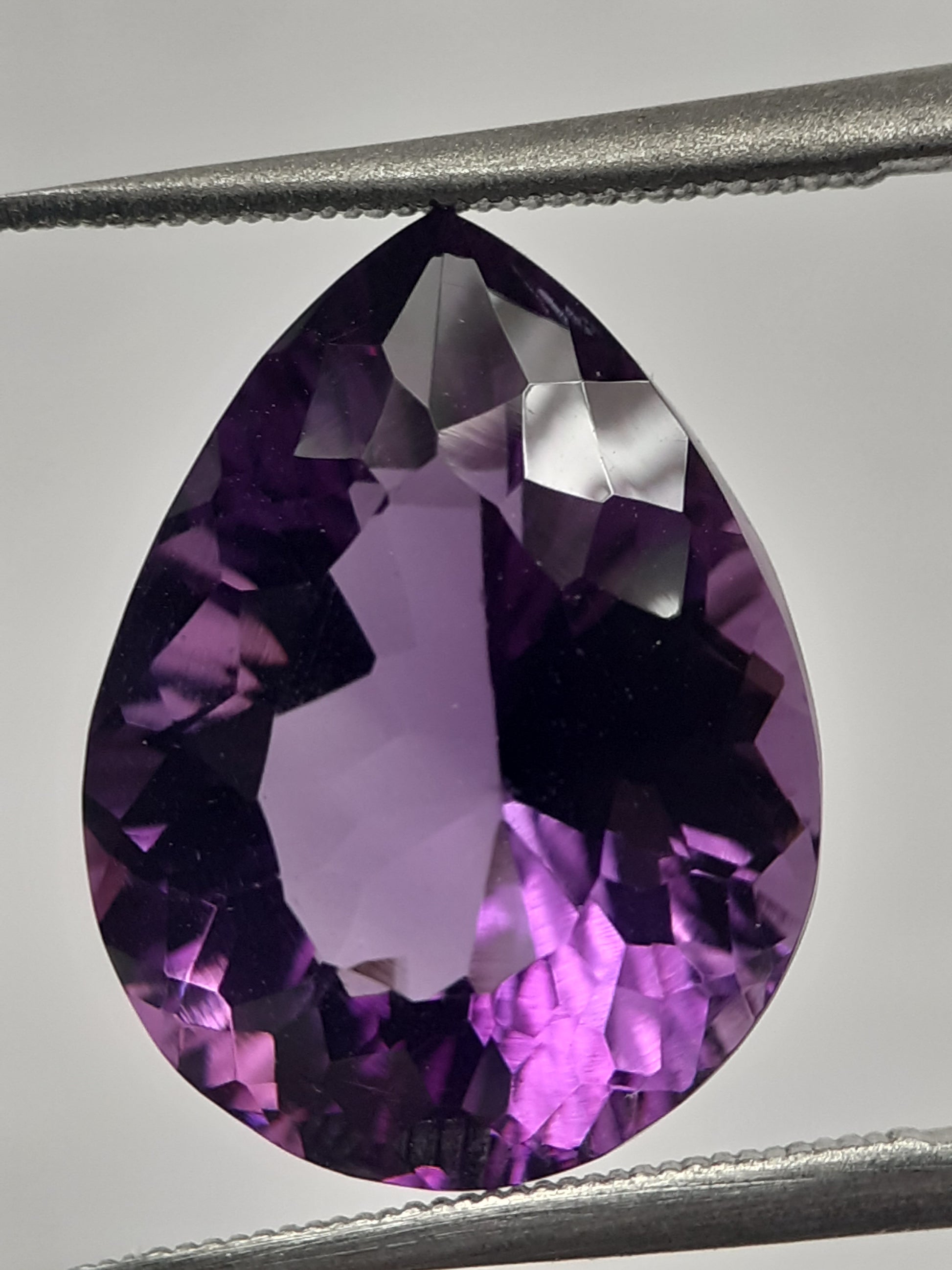 Natural purple Amethyst - 7.498 ct - pear - concave/custom cut - unheated - Natural Gems Belgium