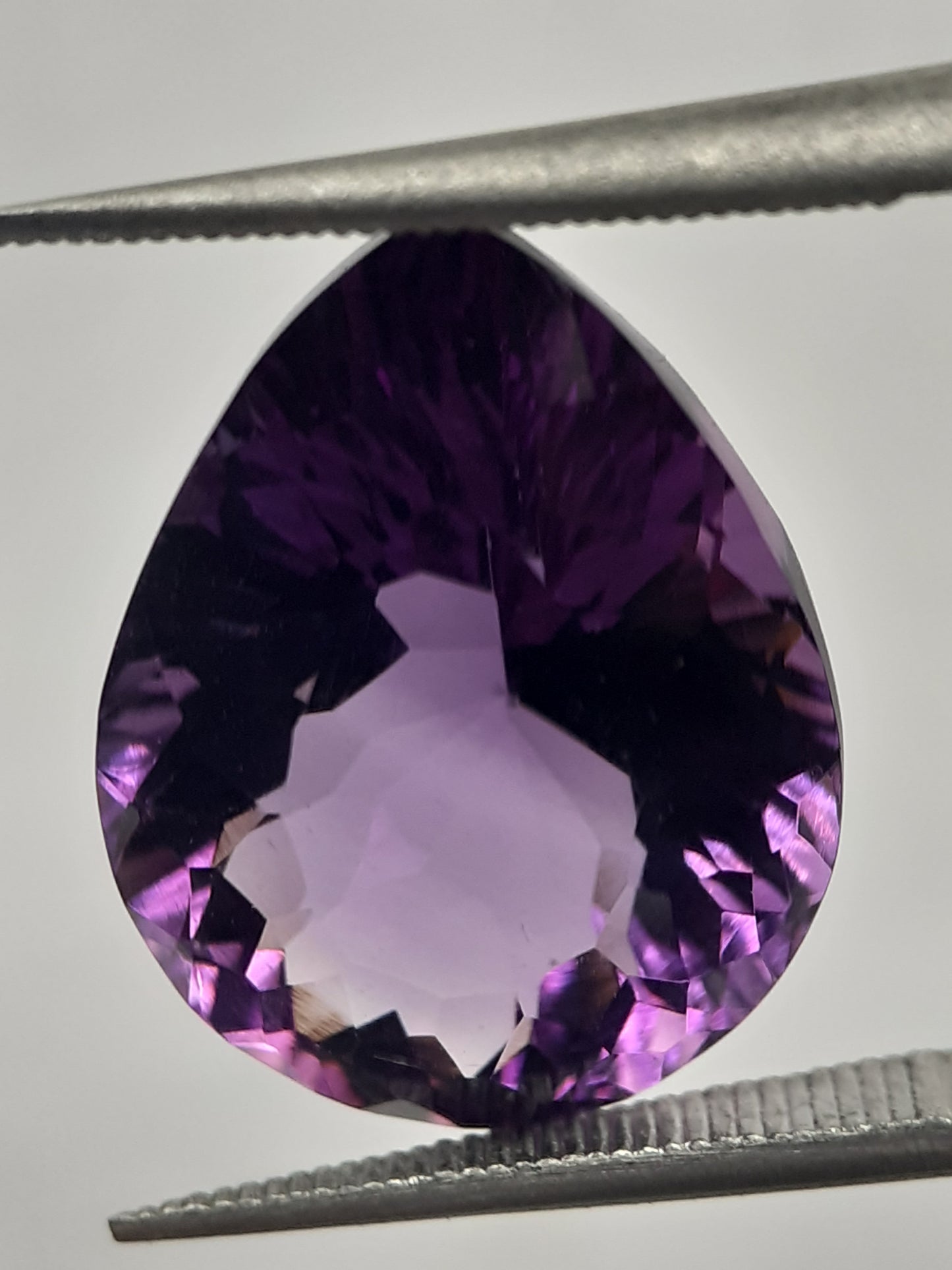 Natural purple Amethyst - 7.498 ct - pear - concave/custom cut - unheated - Natural Gems Belgium