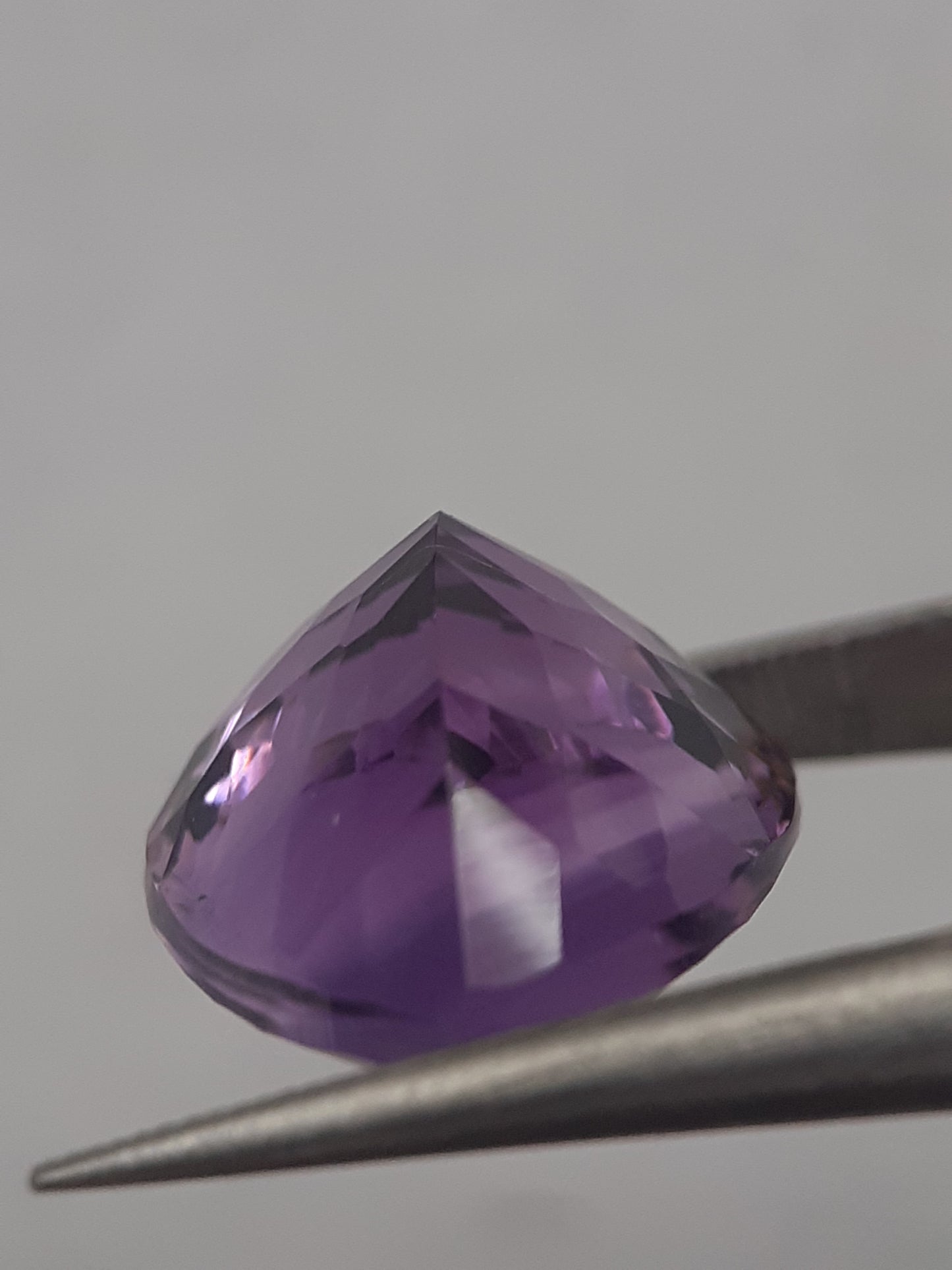 Natural purple Amethyst - 7.498 ct - pear - concave/custom cut - unheated - Natural Gems Belgium