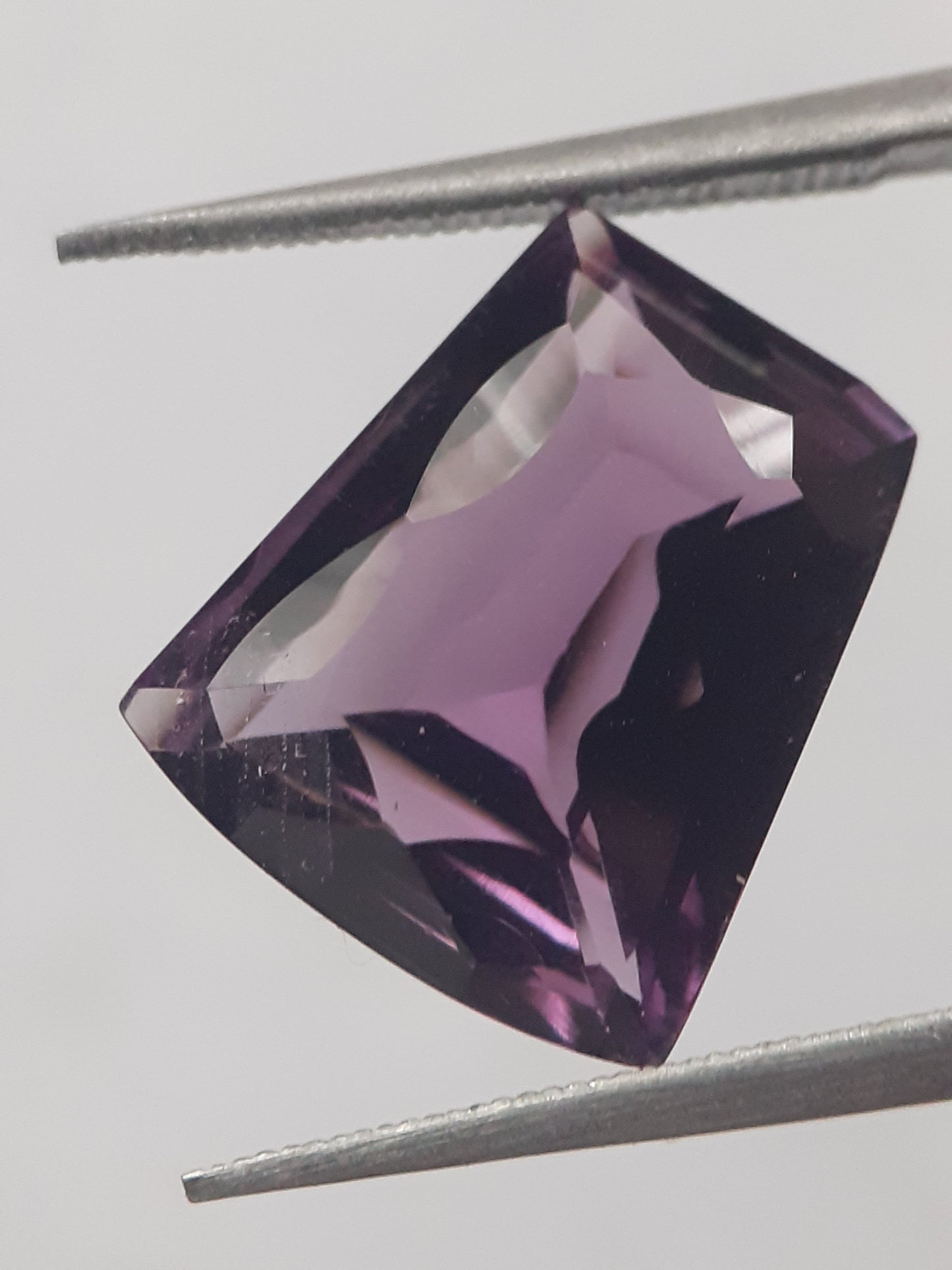 Natural purple Amethyst - 4.982 ct - tapered baguette - concave/custom cut - unheated - Natural Gems Belgium