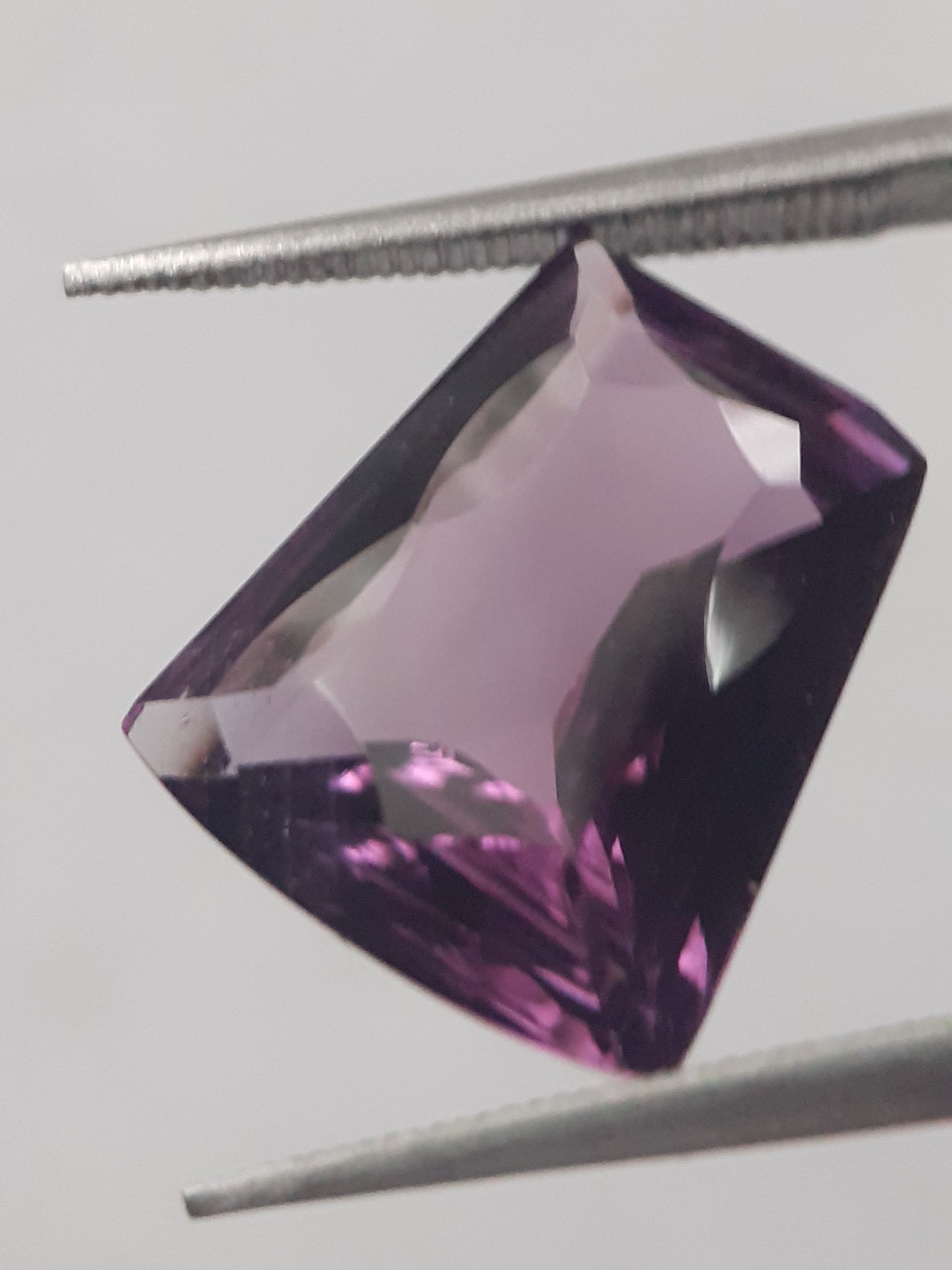 Natural purple Amethyst - 4.982 ct - tapered baguette - concave/custom cut - unheated - Natural Gems Belgium