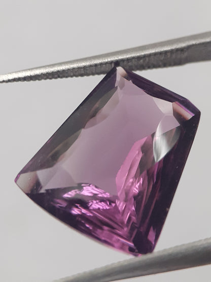 Natural purple Amethyst - 4.982 ct - tapered baguette - concave/custom cut - unheated - Natural Gems Belgium