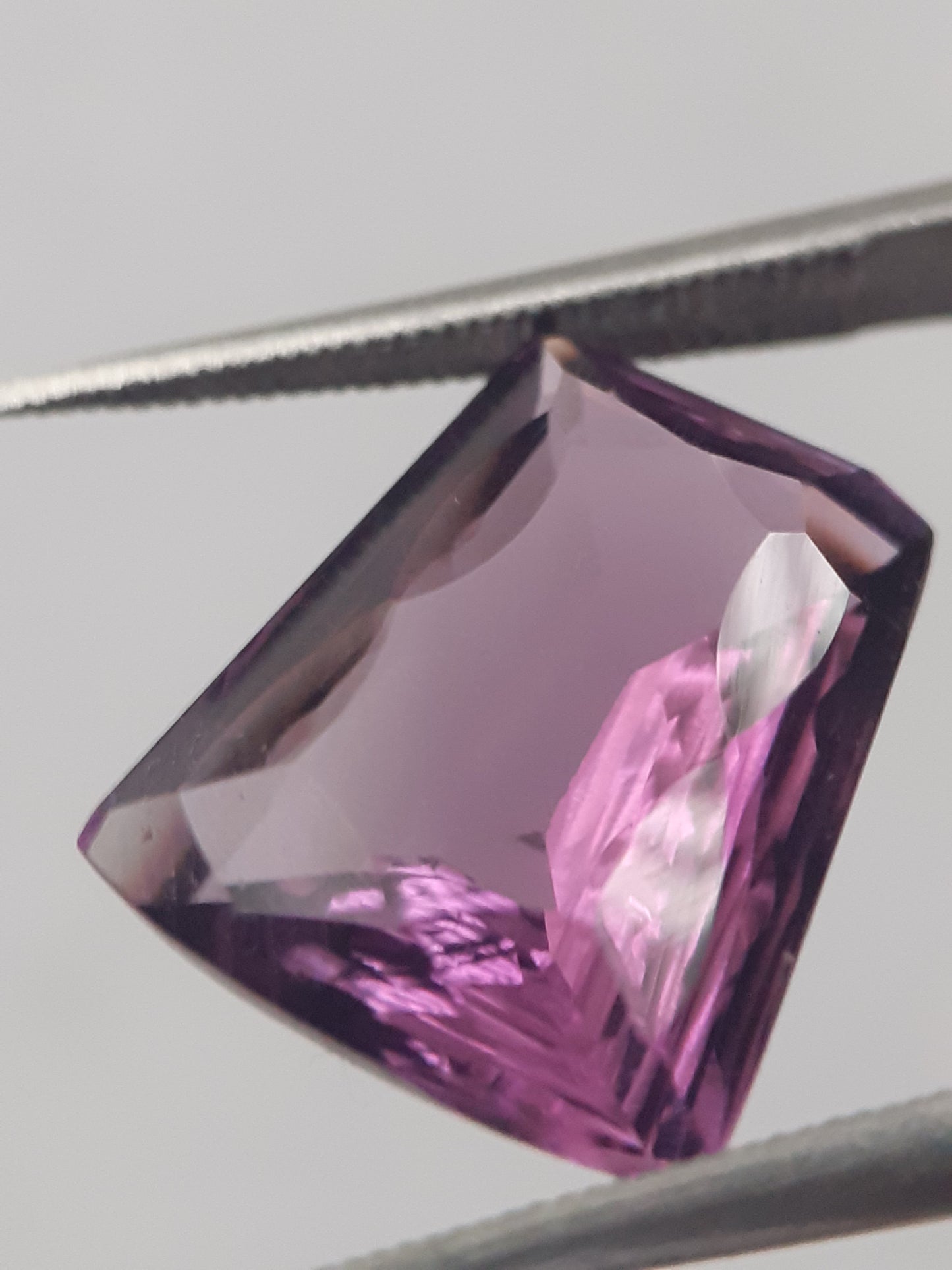 Natural purple Amethyst - 4.982 ct - tapered baguette - concave/custom cut - unheated - Natural Gems Belgium