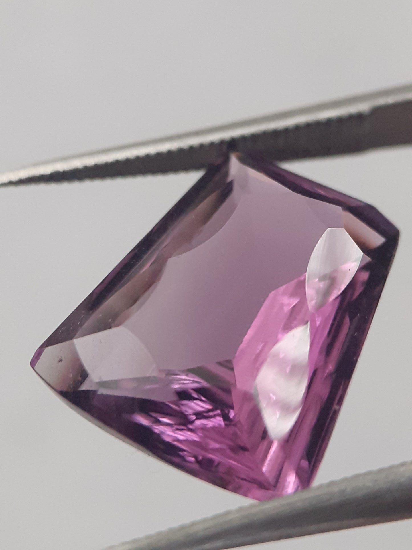 Natural purple Amethyst - 4.982 ct - tapered baguette - concave/custom cut - unheated - Natural Gems Belgium