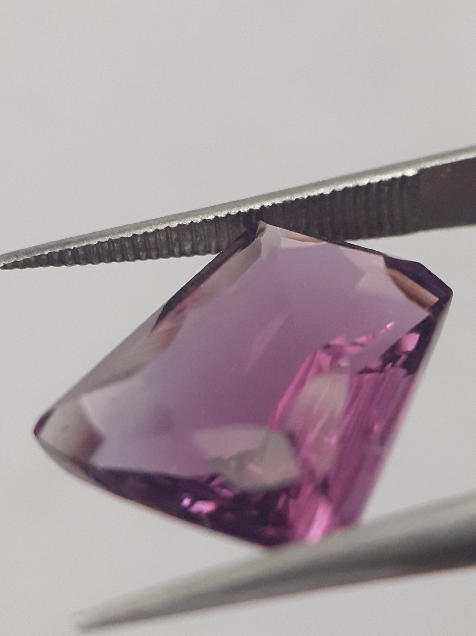 Natural purple Amethyst - 4.982 ct - tapered baguette - concave/custom cut - unheated - Natural Gems Belgium