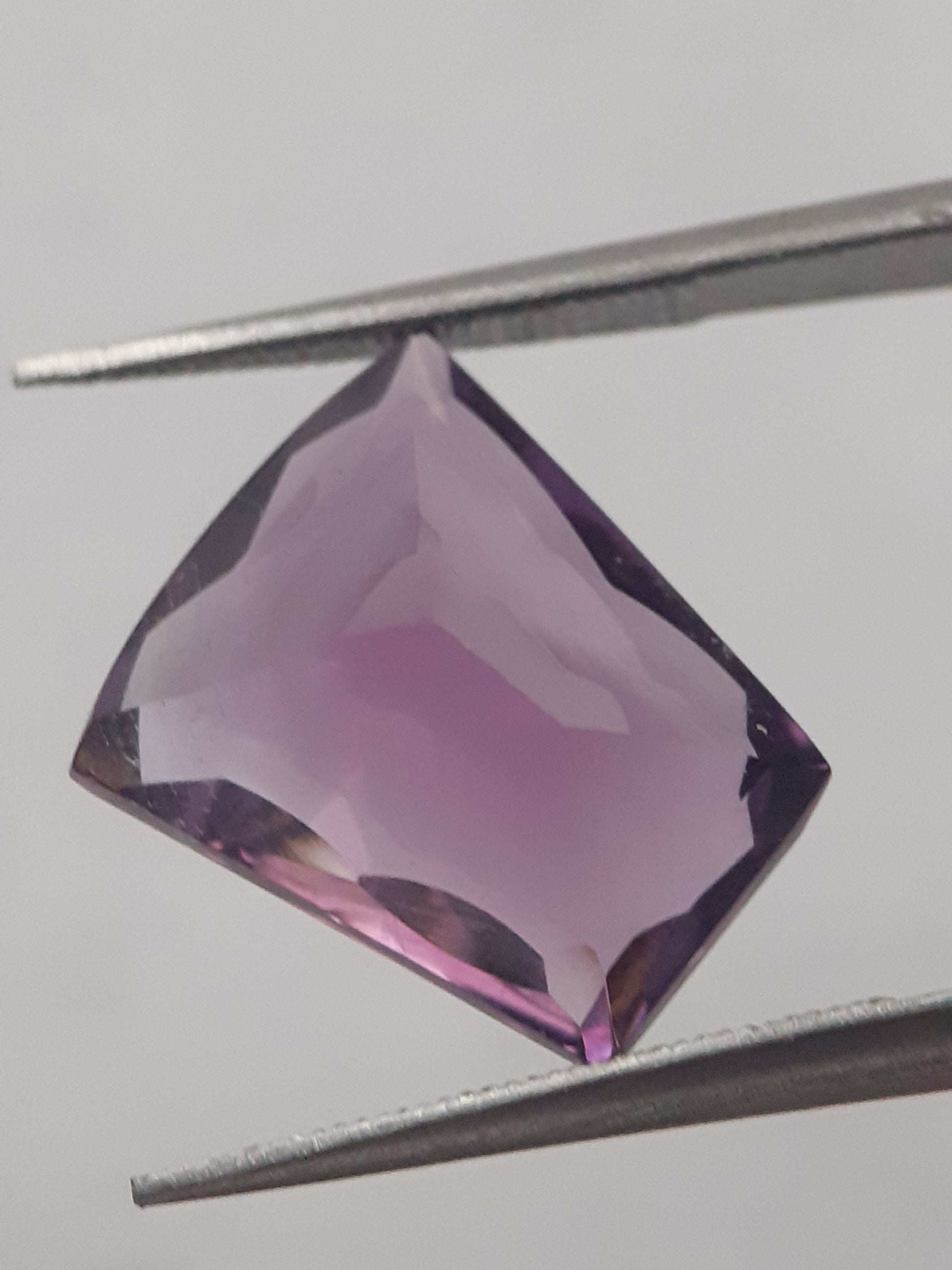 Natural purple Amethyst - 4.982 ct - tapered baguette - concave/custom cut - unheated - Natural Gems Belgium