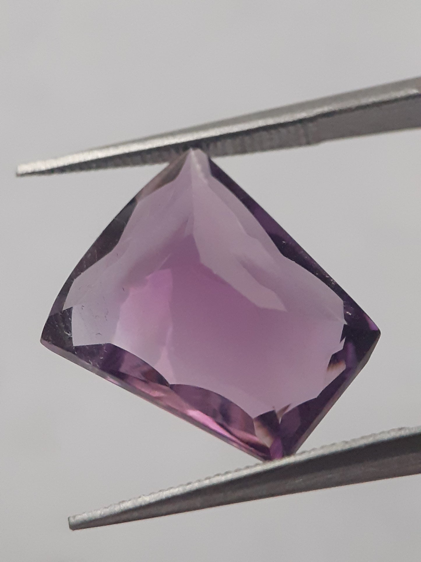 Natural purple Amethyst - 4.982 ct - tapered baguette - concave/custom cut - unheated - Natural Gems Belgium