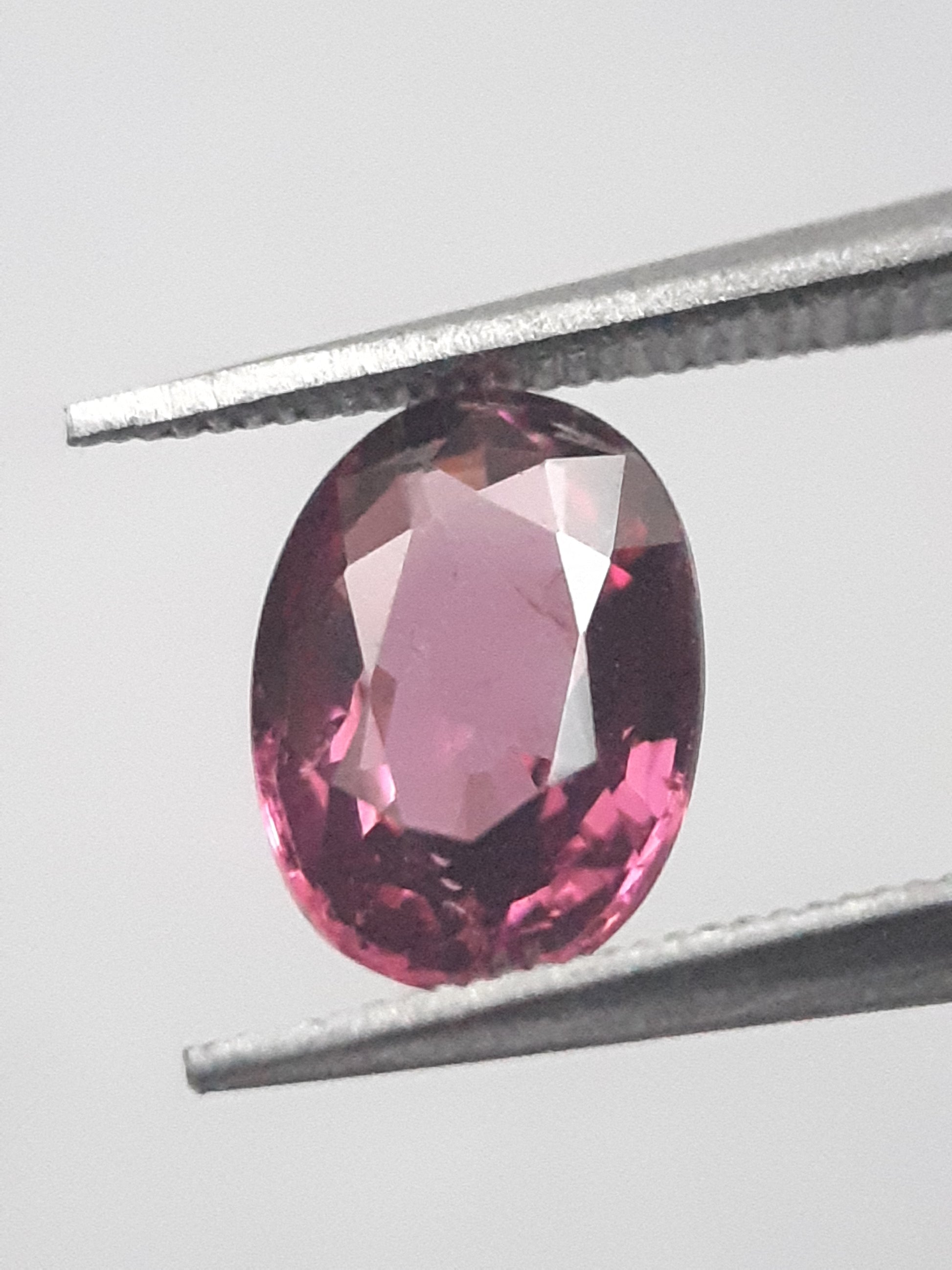 Natural purplish pink Rhodolite Garnet - 1.287 ct - oval - unheated. - Natural Gems Belgium