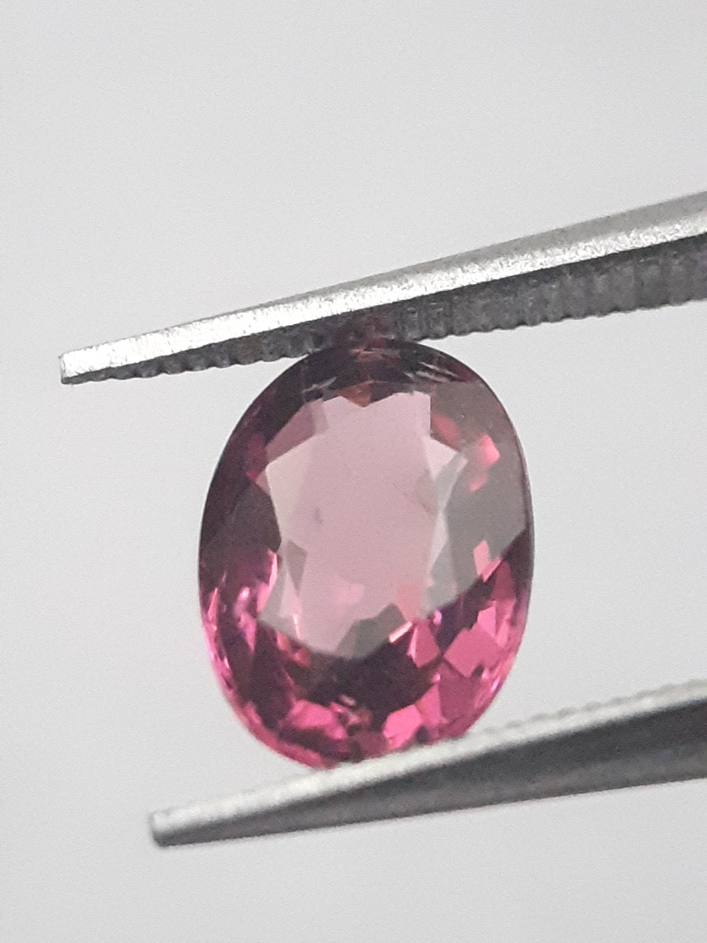 Natural purplish pink Rhodolite Garnet - 1.287 ct - oval - unheated. - Natural Gems Belgium