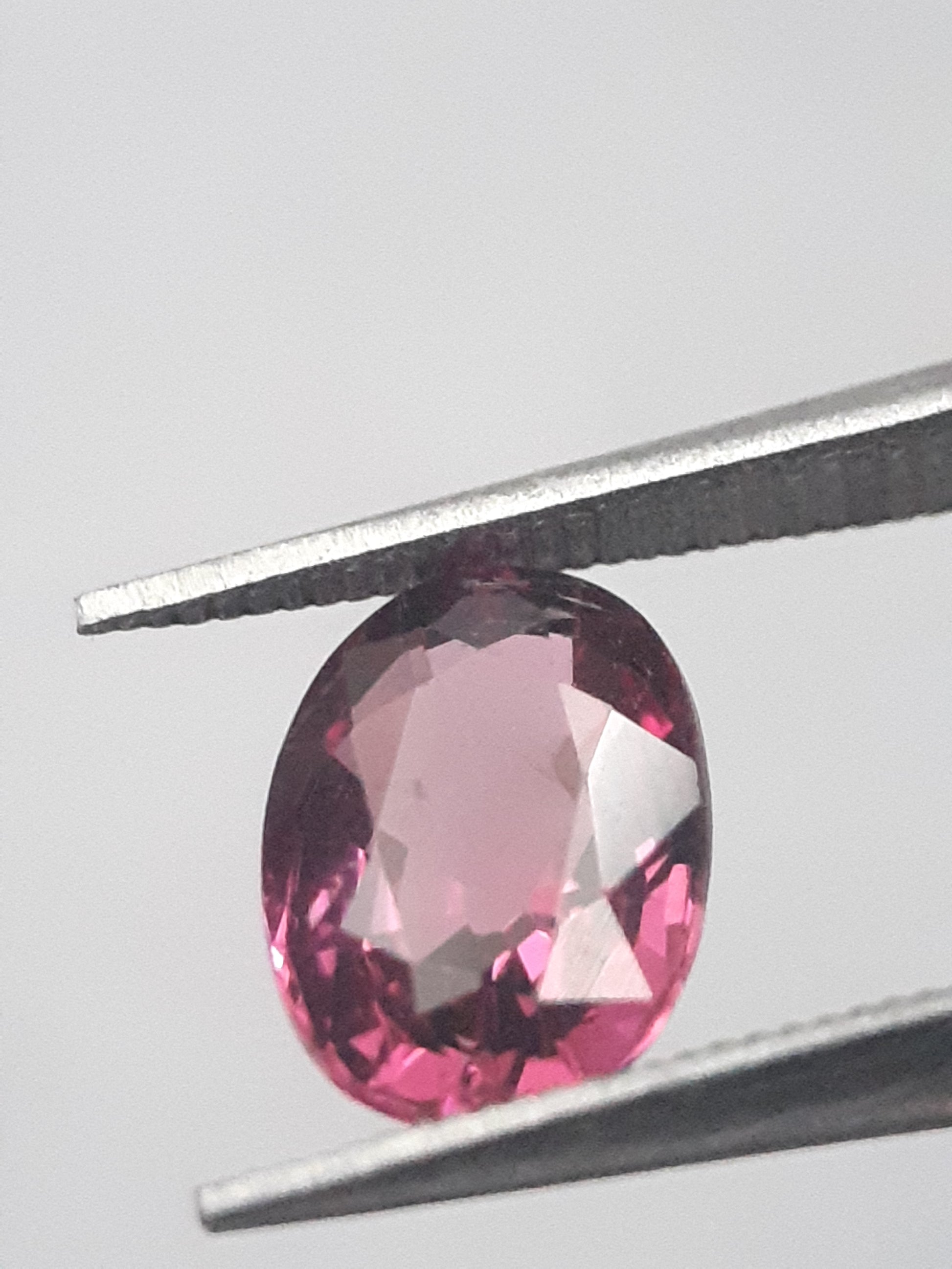 Natural purplish pink Rhodolite Garnet - 1.287 ct - oval - unheated. - Natural Gems Belgium