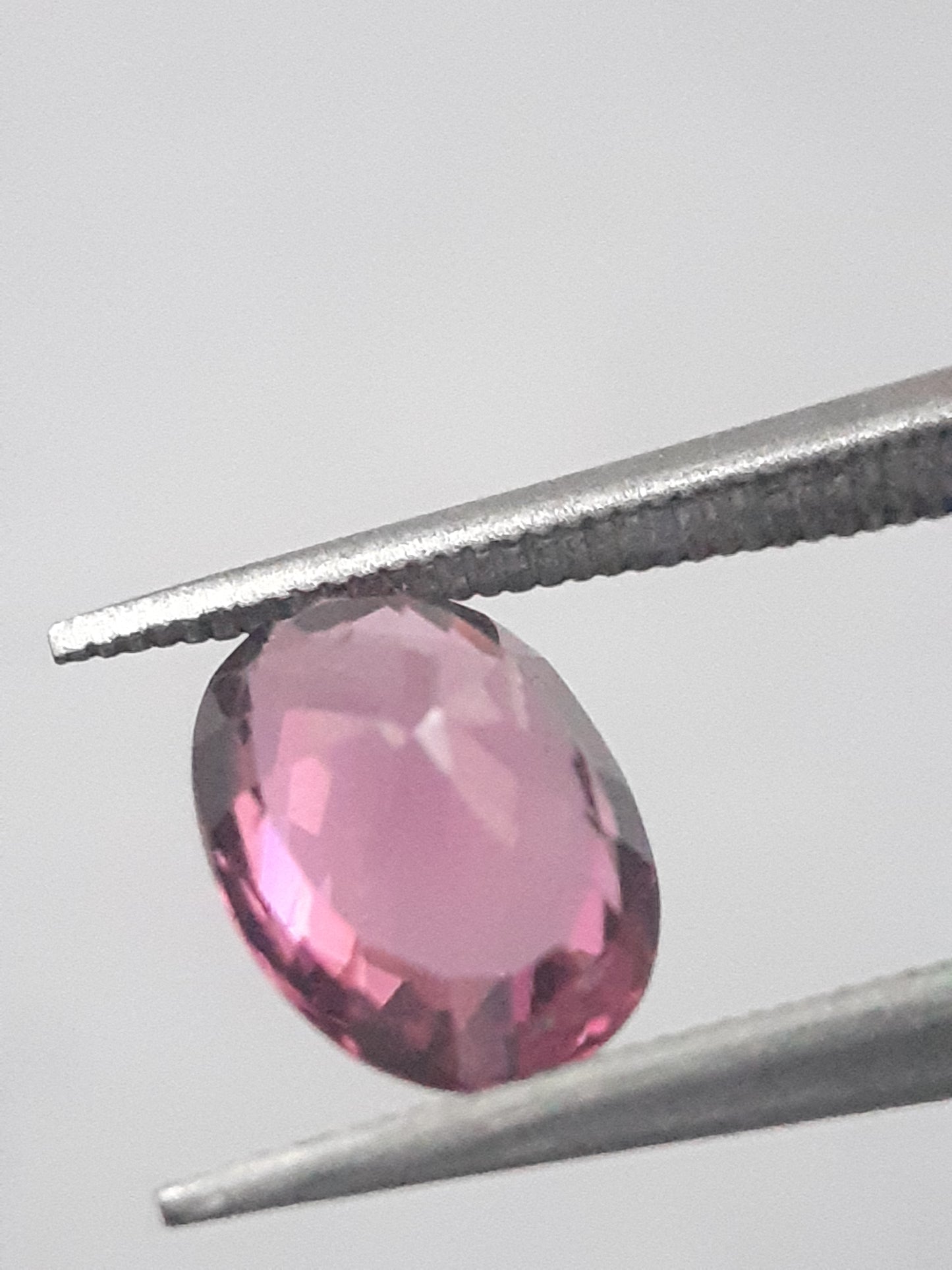 Natural purplish pink Rhodolite Garnet - 1.287 ct - oval - unheated. - Natural Gems Belgium